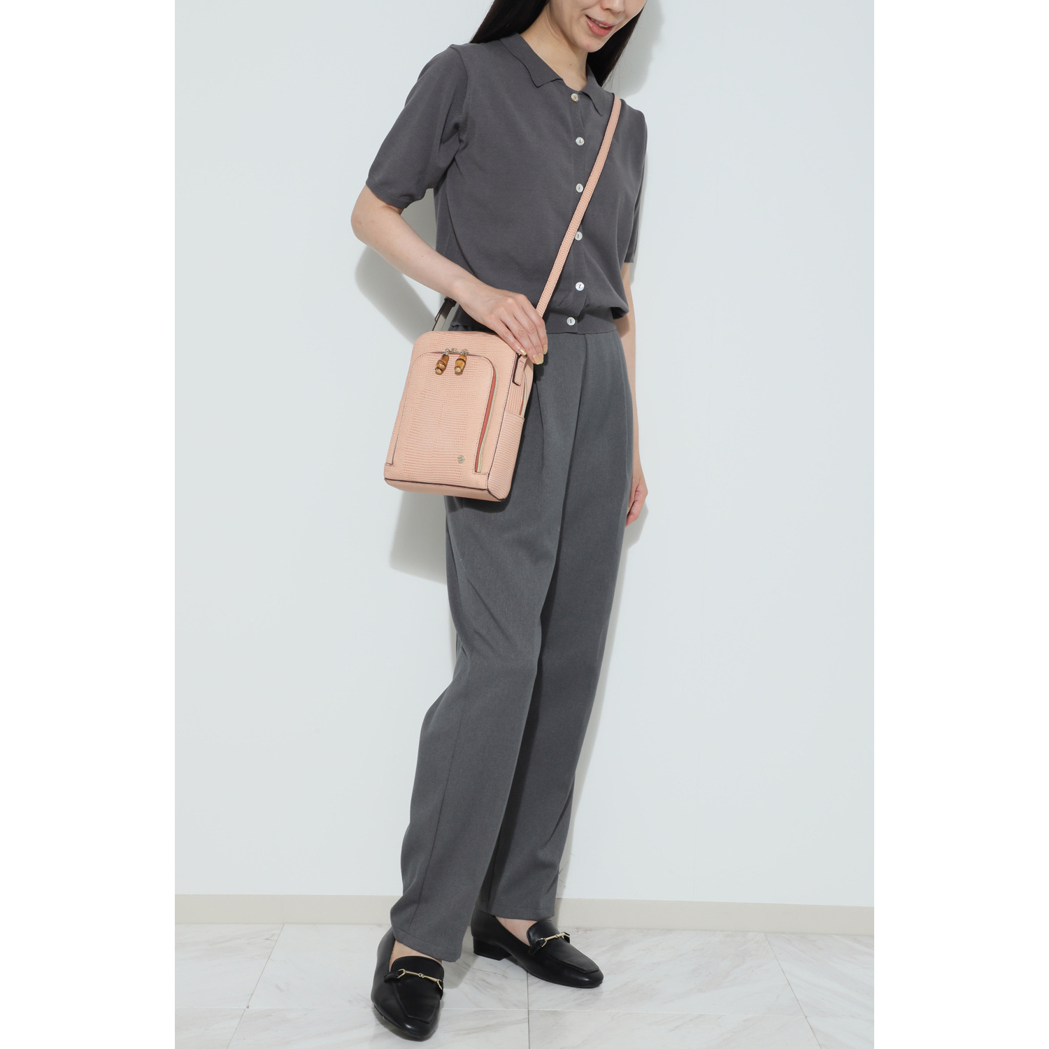 モーダプリンチペ はっ水 リザード型押しレザー 縦ショルダーバッグ