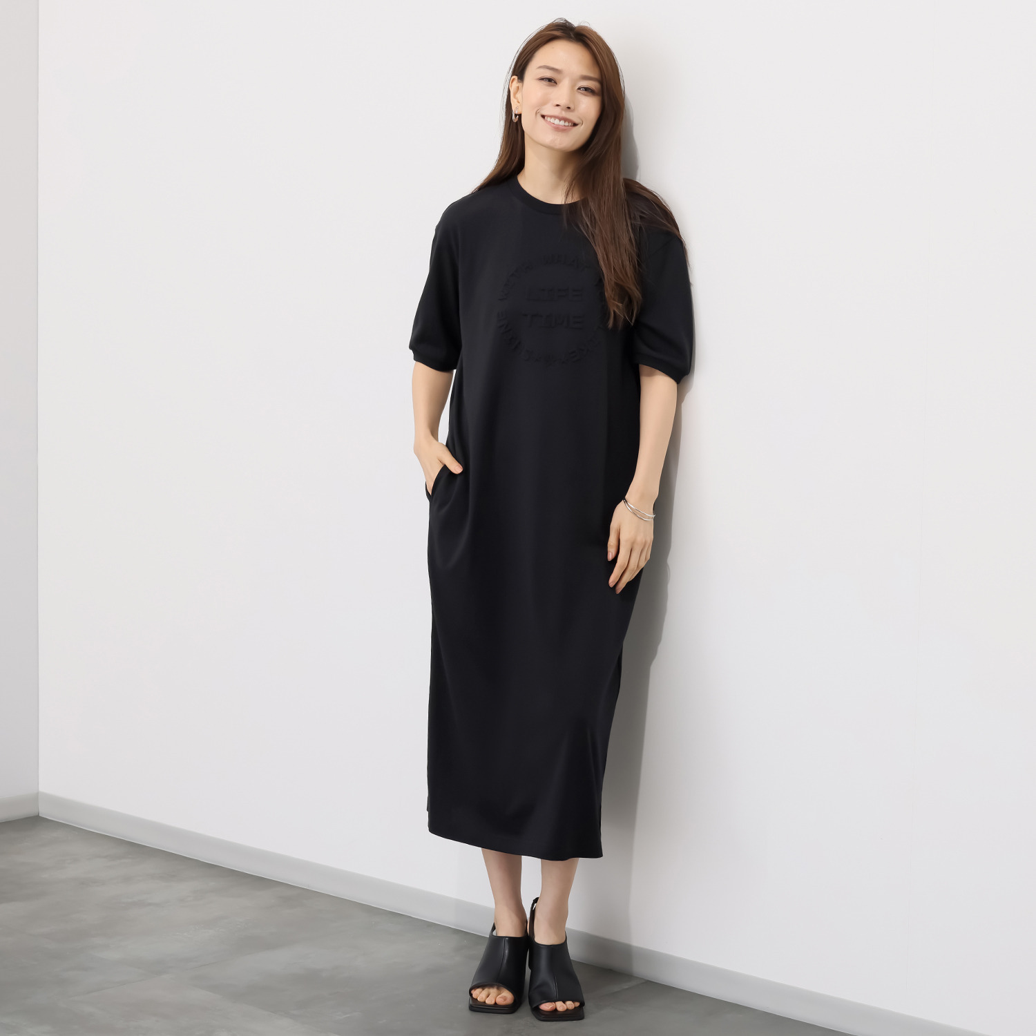 エムズ　スタイル ヴィンテージ風コットン カレッジロゴ エンボス加工ワンピース