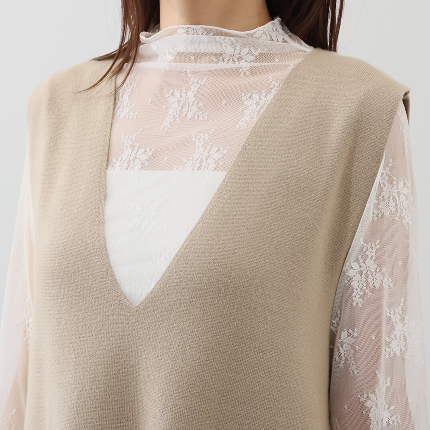 ルクオーレ パール調ボタンアクセント 深Ｖネック ニットベスト