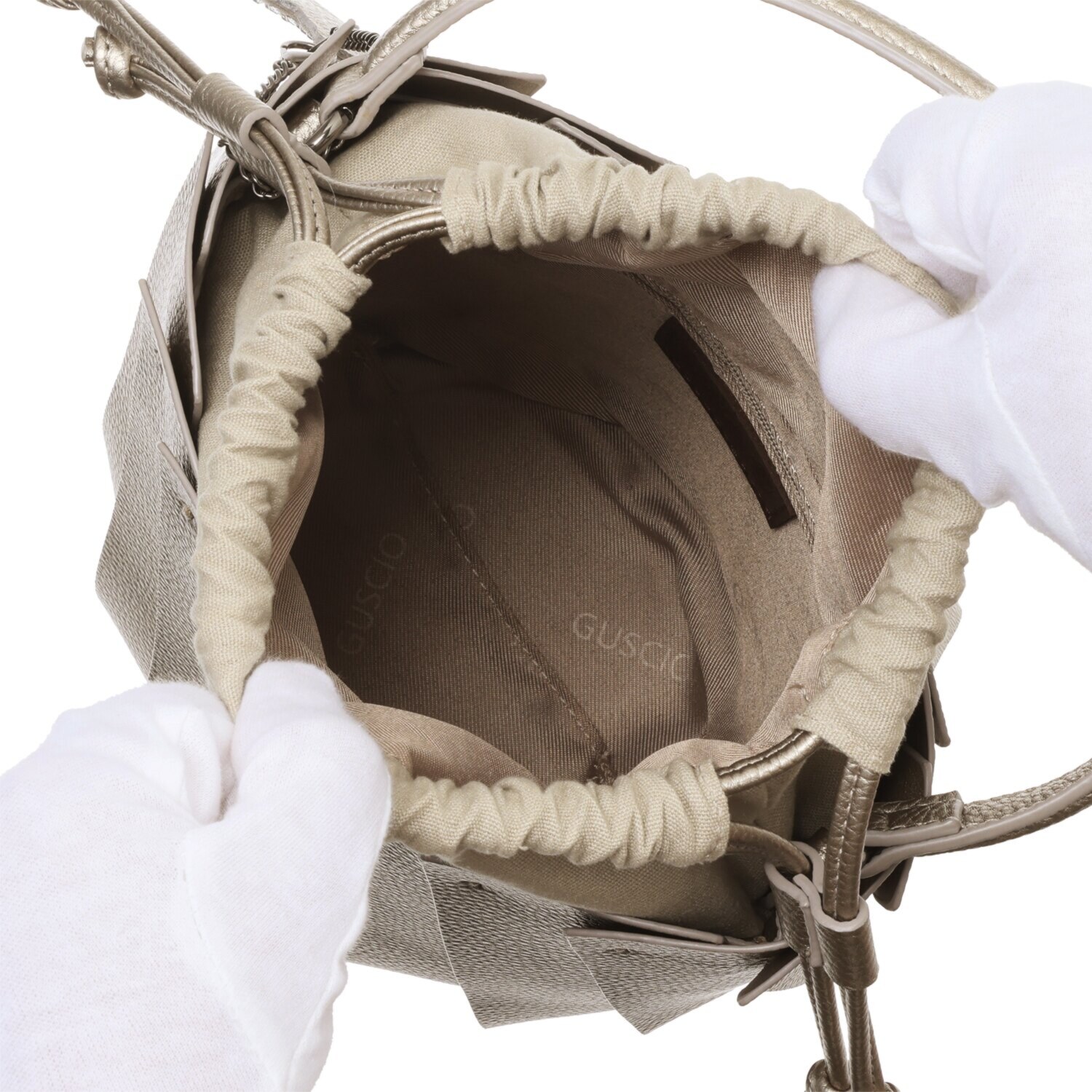 グッシオイタリー こだわりのレザータッチ ２ウェイプリーツ 巾着バッグ ＜星型チャーム付＞