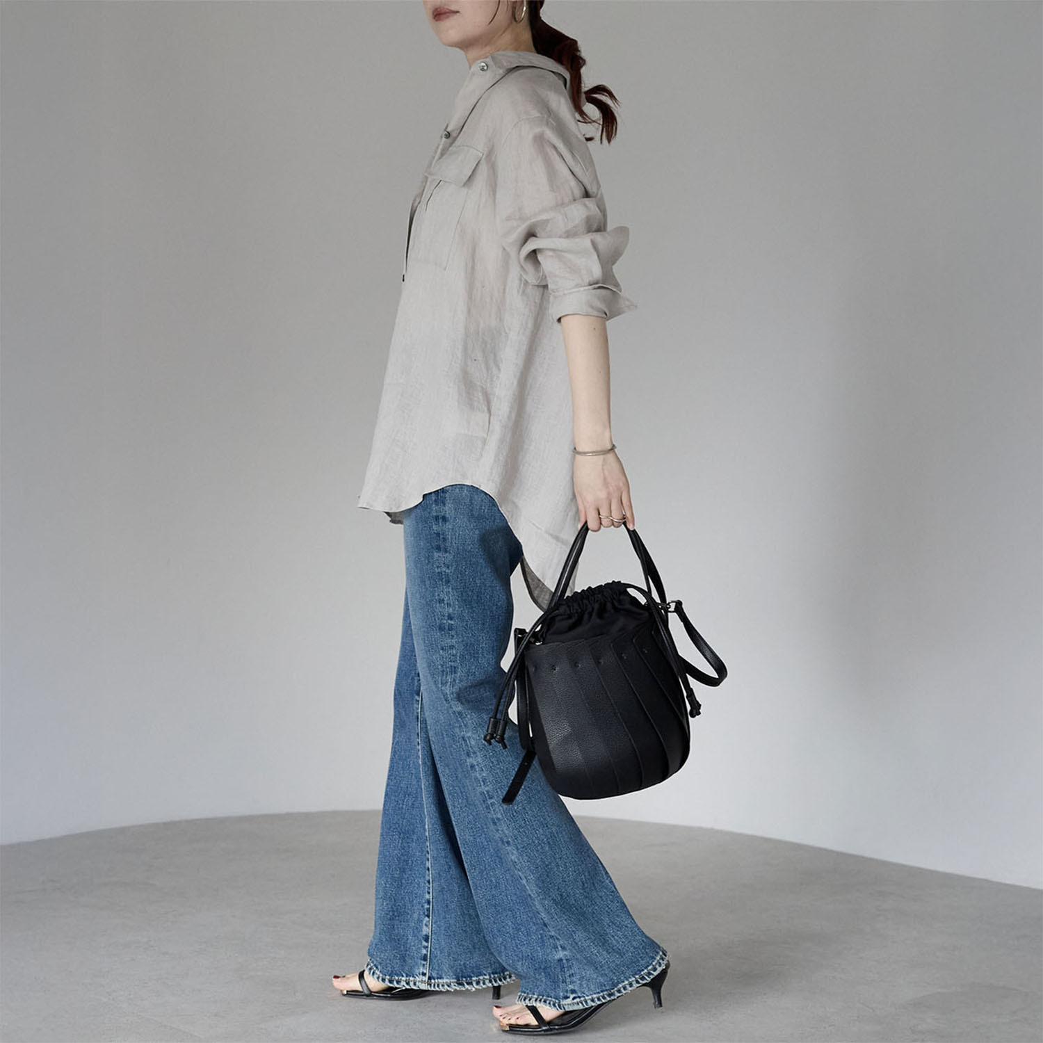 グッシオイタリー こだわりのレザータッチ ２ウェイプリーツ 巾着バッグ ＜星型チャーム付＞