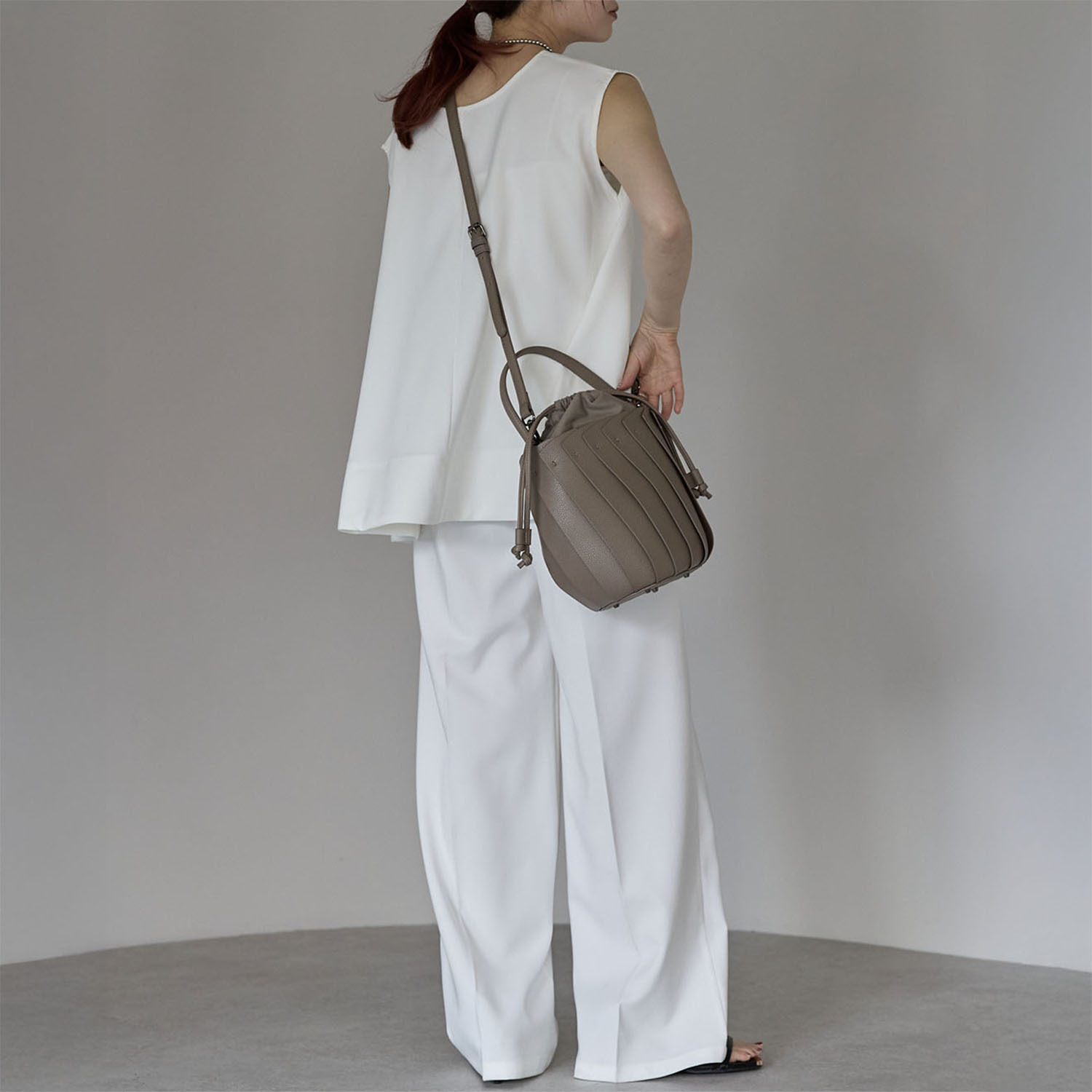 グッシオイタリー こだわりのレザータッチ ２ウェイプリーツ 巾着バッグ ＜星型チャーム付＞