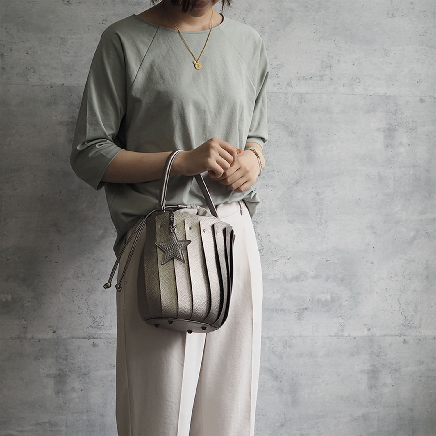 グッシオイタリー こだわりのレザータッチ ２ウェイプリーツ 巾着バッグ ＜星型チャーム付＞