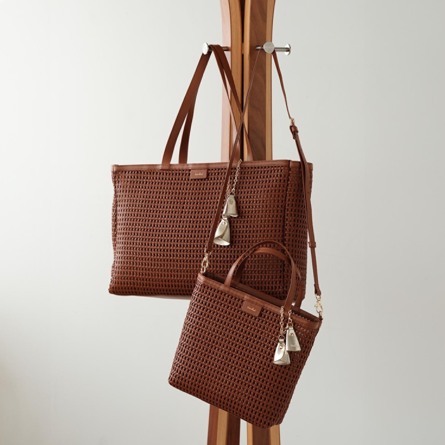 ビジューバイエアリスト ツインベルチャーム付 セミシアーメッシュ ２ウェイトートバッグ