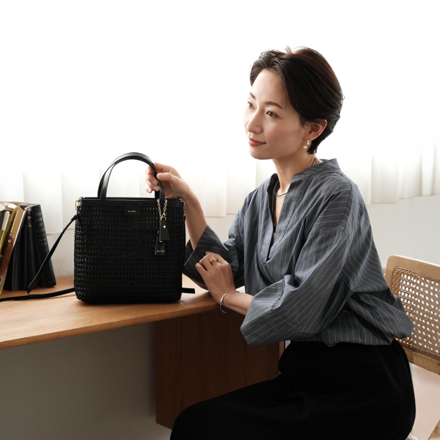 ビジューバイエアリスト ツインベルチャーム付 セミシアーメッシュ ２ウェイトートバッグ