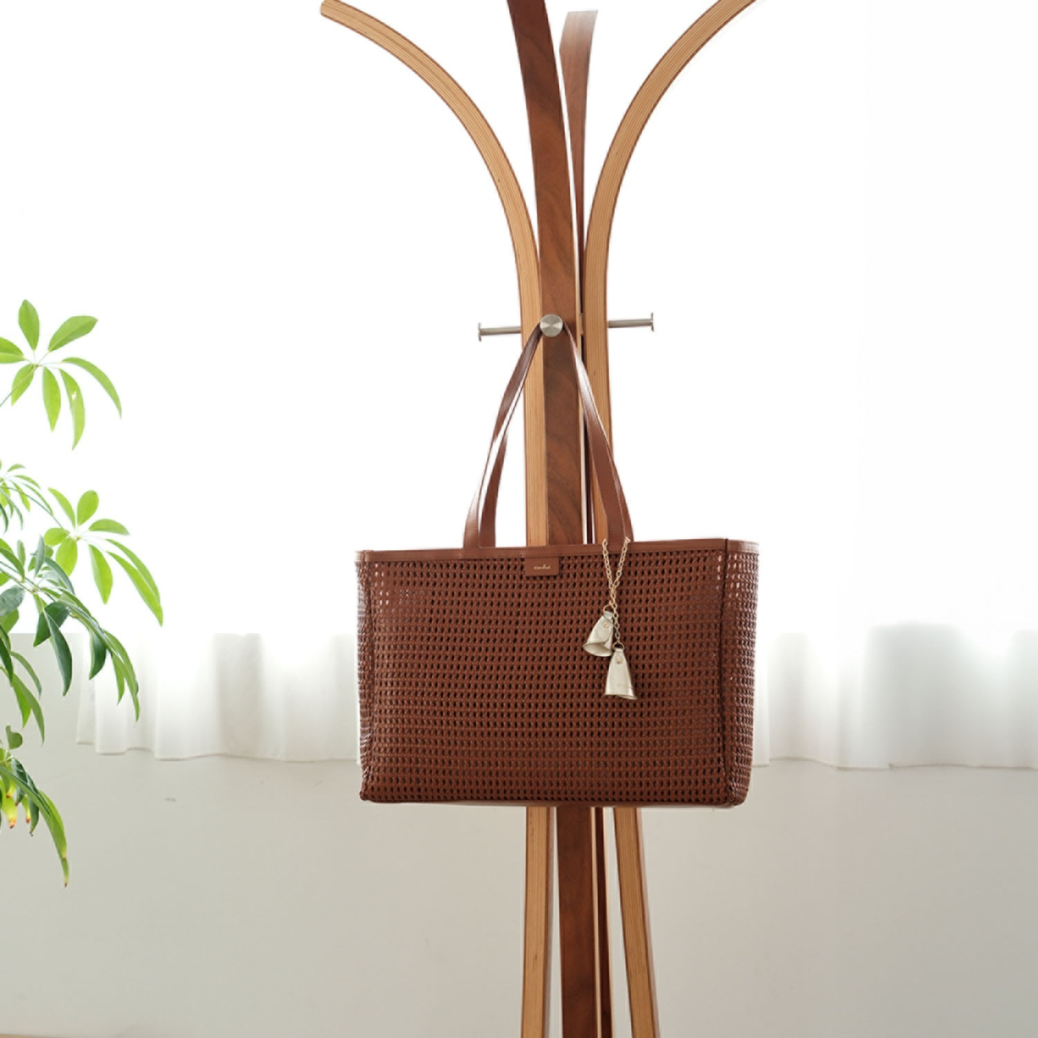 ビジューバイエアリスト ツインベルチャーム付 セミシアーメッシュ ビッグトートバッグ