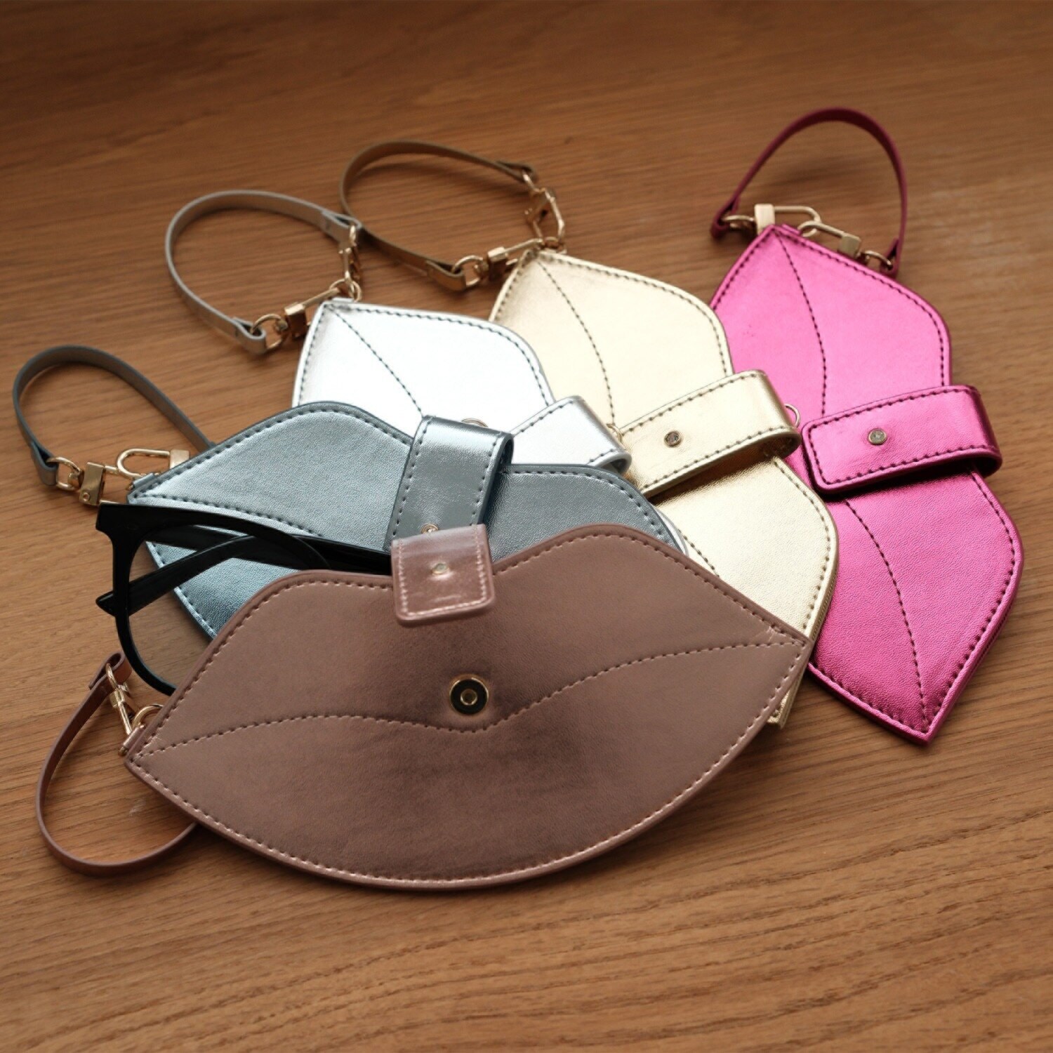 ビジューバイエアリスト リップモティーフ メタリック バッグチャーム型 メガネケース