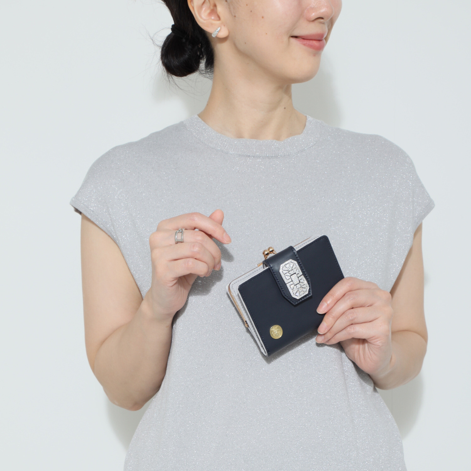 エーディーエムジェイ はっ水 イタリアンレザー アールデコモティーフ スモールウォレット