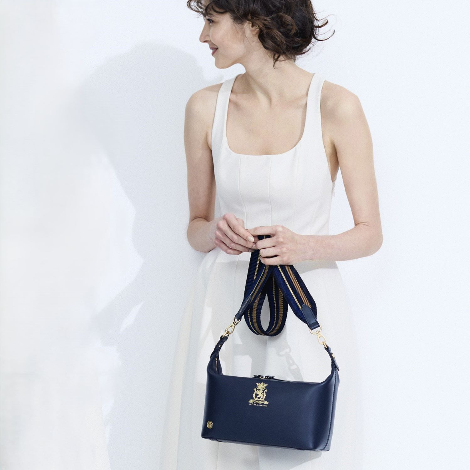 エーディーエムジェイ はっ水 イタリアンレザー クロスボディバッグ