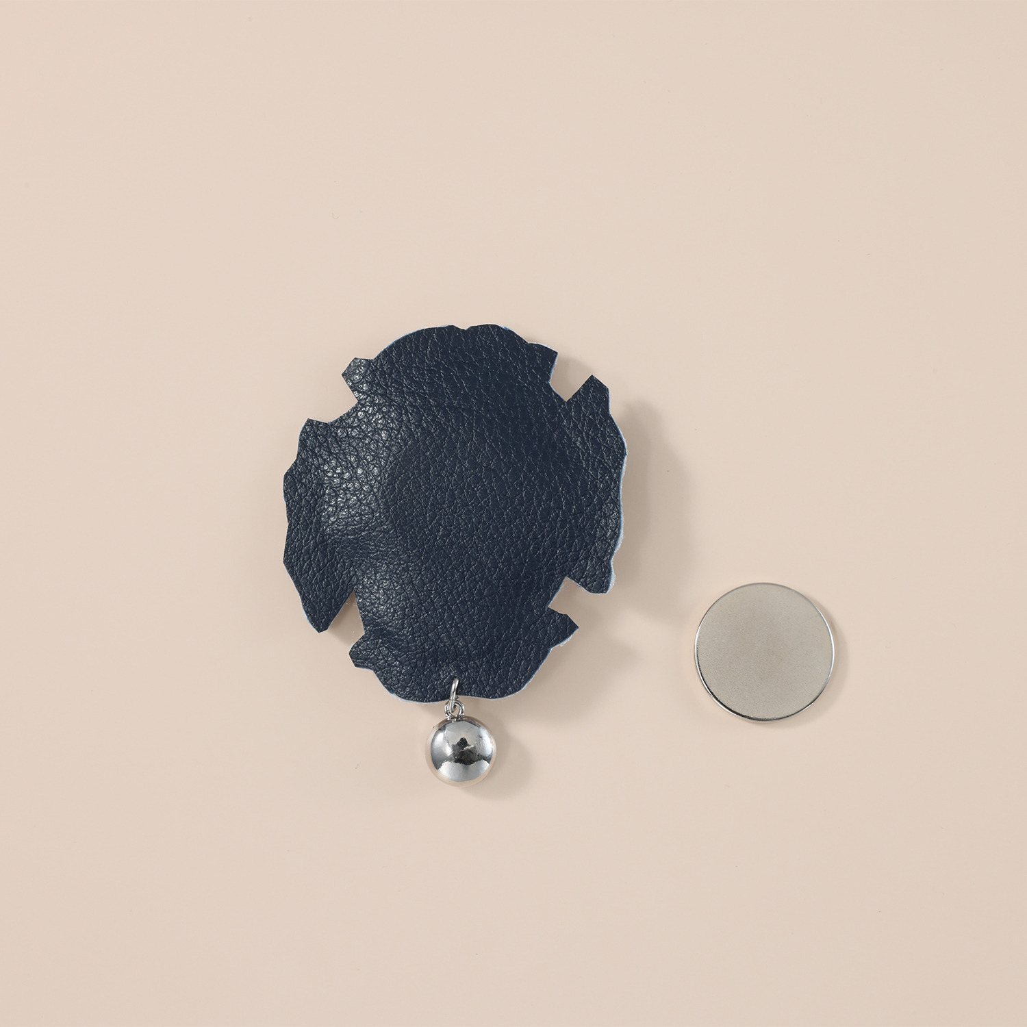 ラジュー 手刺しゅう マグネットブローチ “百合の紋章”