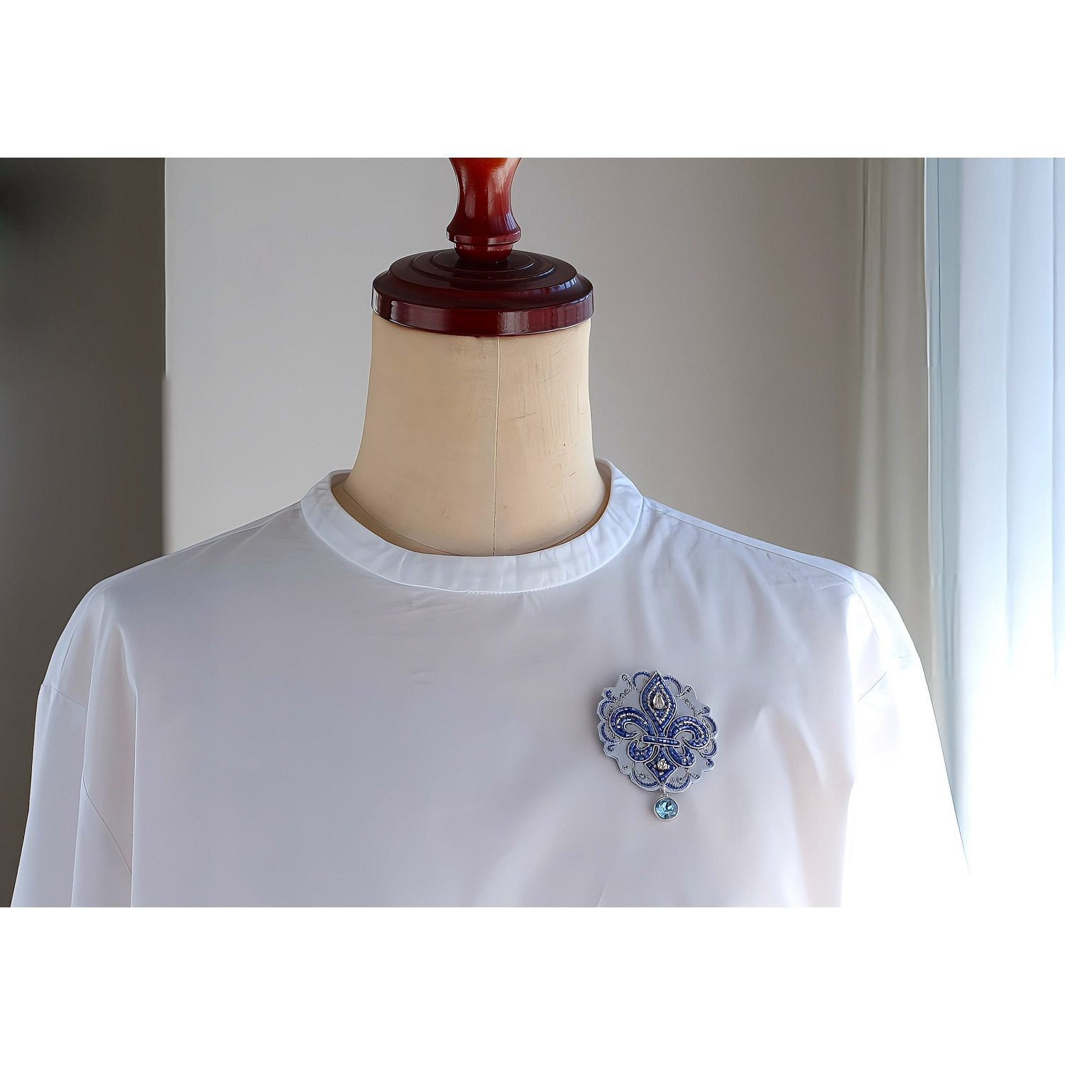 ラジュー 手刺しゅう マグネットブローチ “百合の紋章”