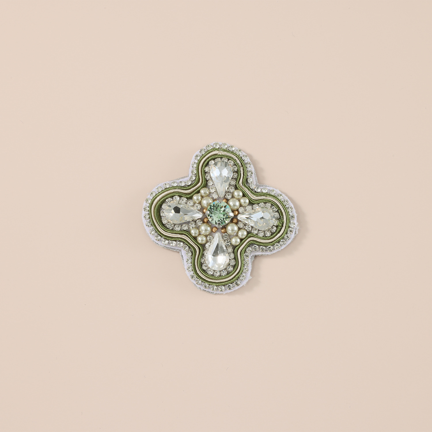 ラジュー 手刺しゅう マグネットブローチ “クリスタルクローバー”