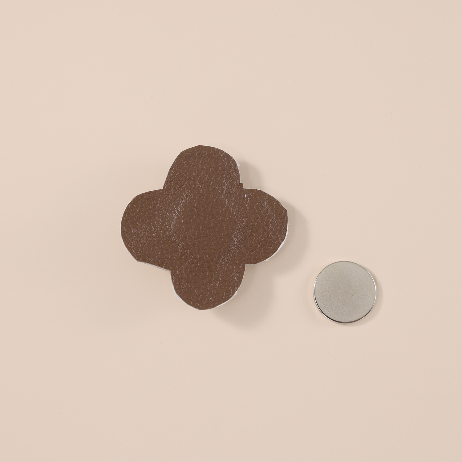 ラジュー 手刺しゅう マグネットブローチ “クリスタルクローバー”