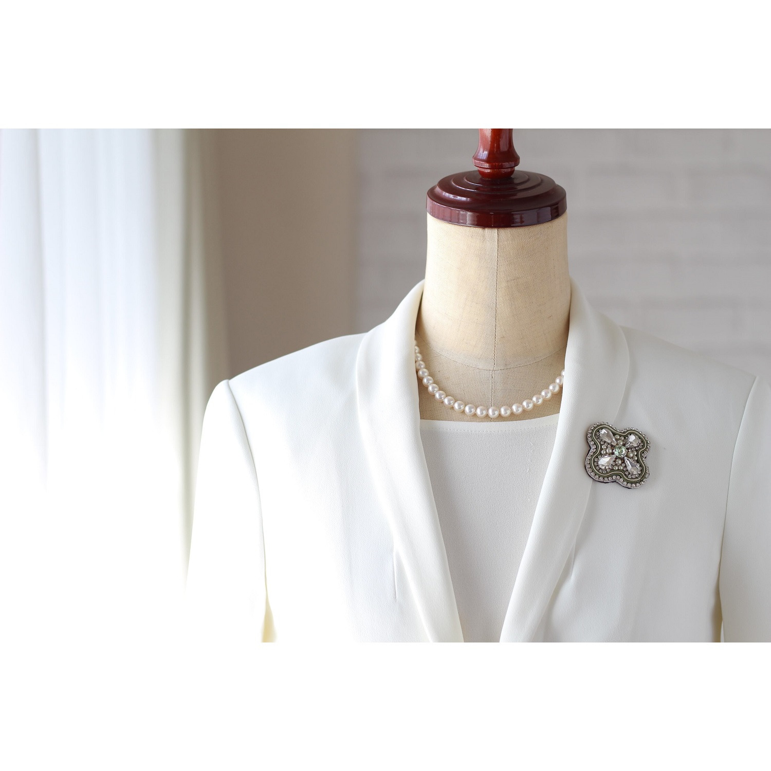 ラジュー 手刺しゅう マグネットブローチ “クリスタルクローバー”