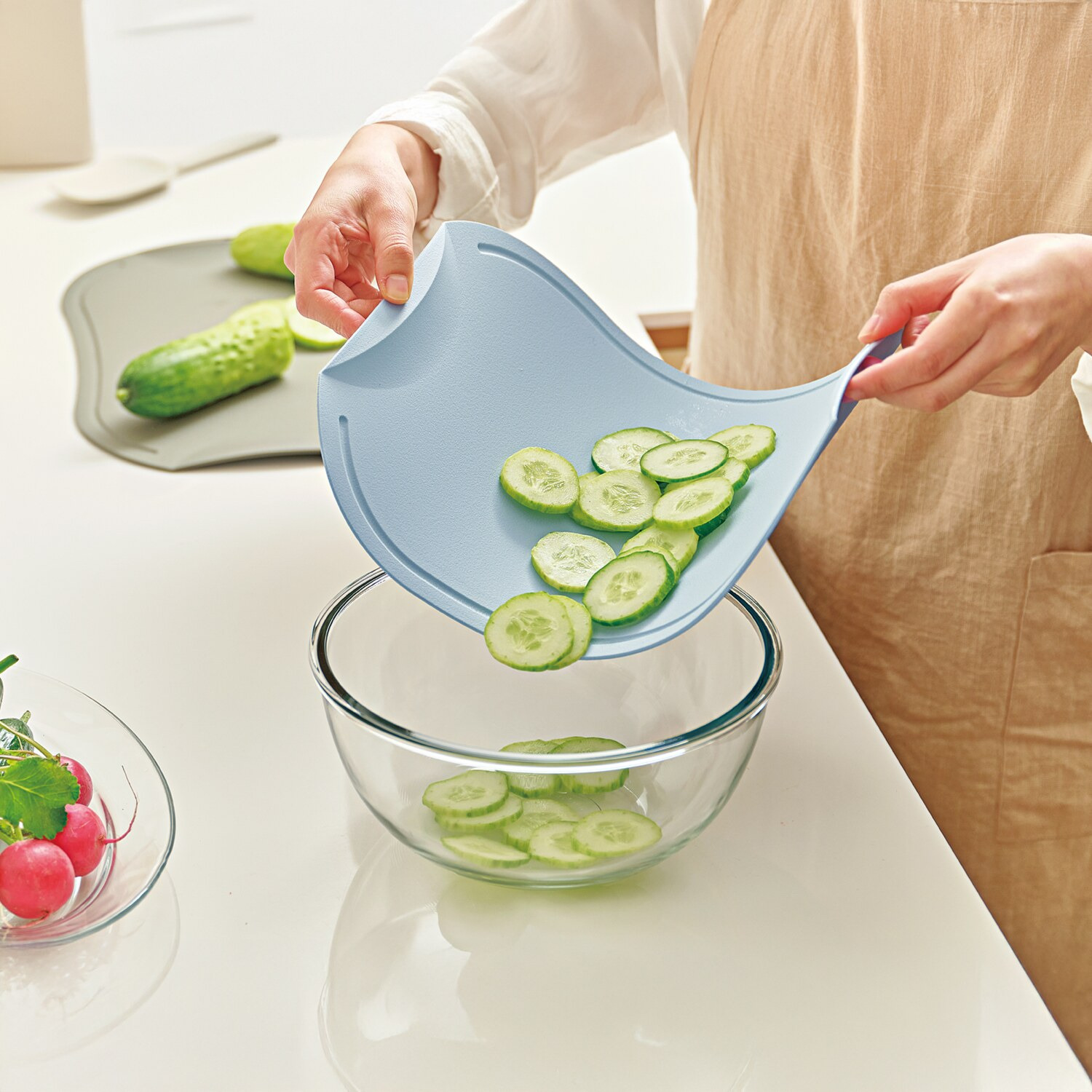 便利なアイデア満載！ 高い弾力性と 抗菌素材を使用した ドブレ キッチンまな板 大小２枚セット