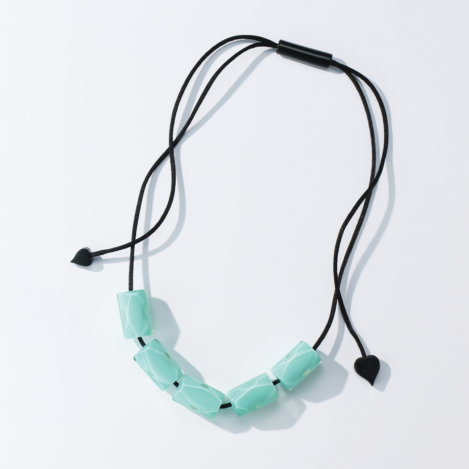 シスカ レジン カットシェイプ ビーズロングネックレス