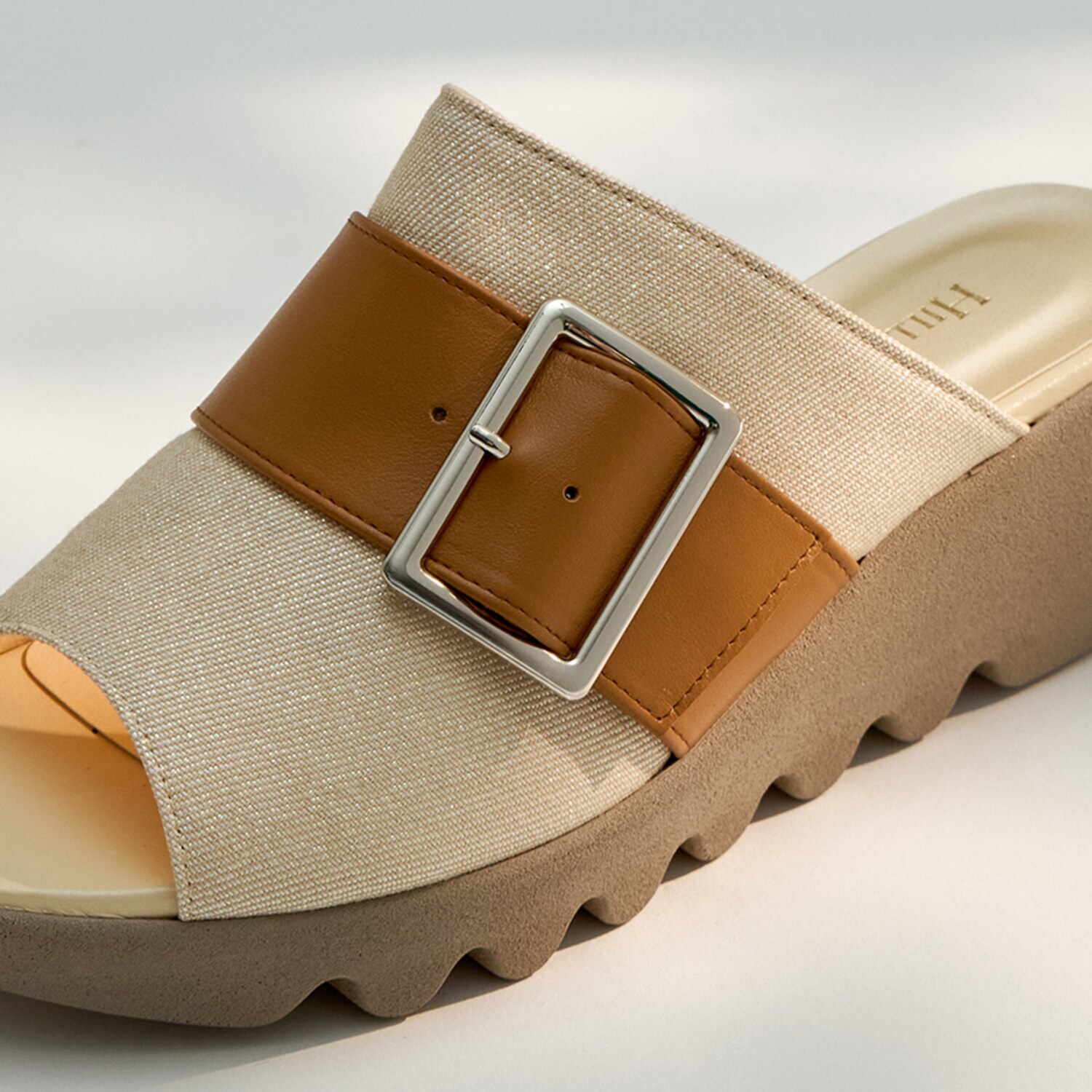 ヒルズアヴェニュー ＜日本製＞ バックルベルト ウェーブソールサンダル