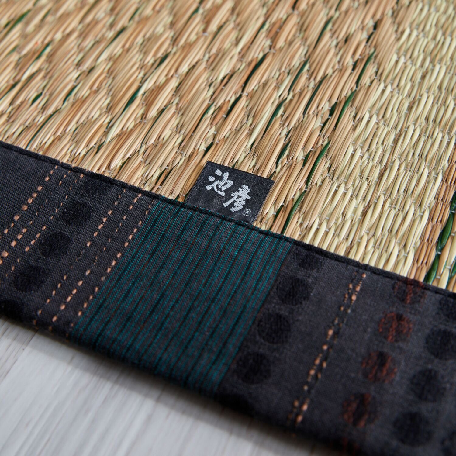 イケヒコ×宮田織物 久留米織ヘリ使用 日本産い草で織った い草ラグ ＜１９１×１９１ｃｍ＞