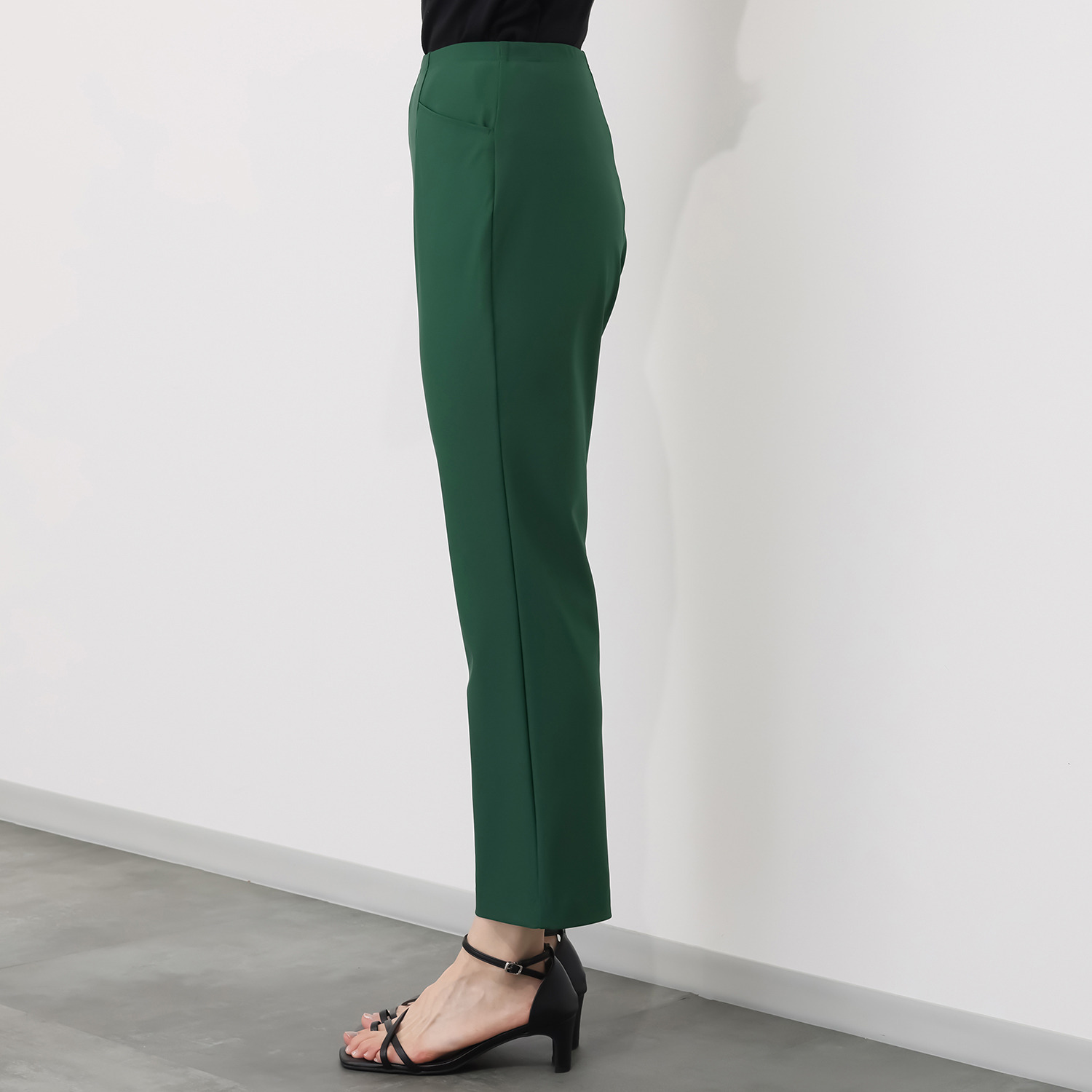 ピーツー 風抜ける 接触冷感・吸水速乾 美脚ストレートパンツ ＜股下６４ｃｍ＞