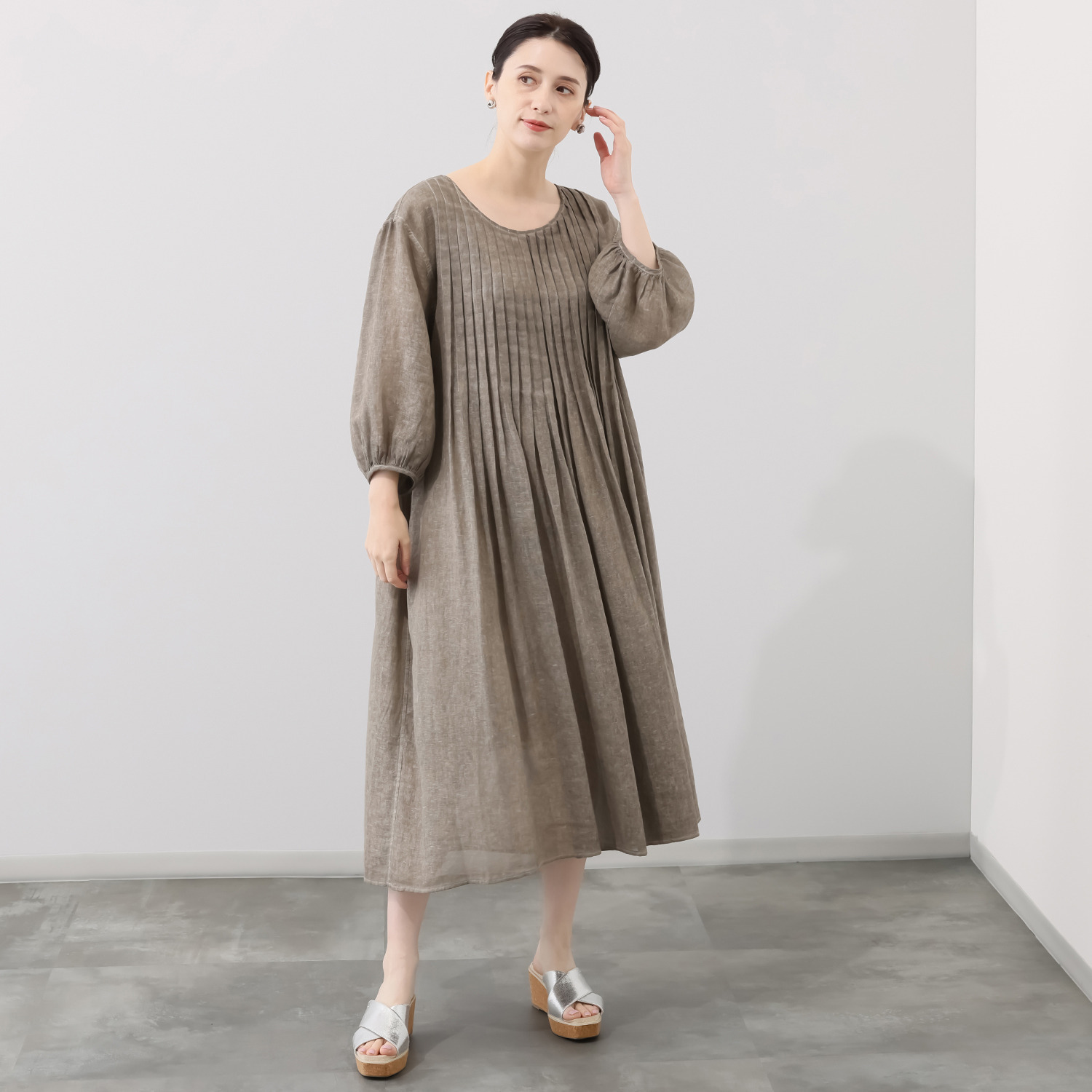 ベルポニー 顔料製品染め タックディテール入り デザインワンピース