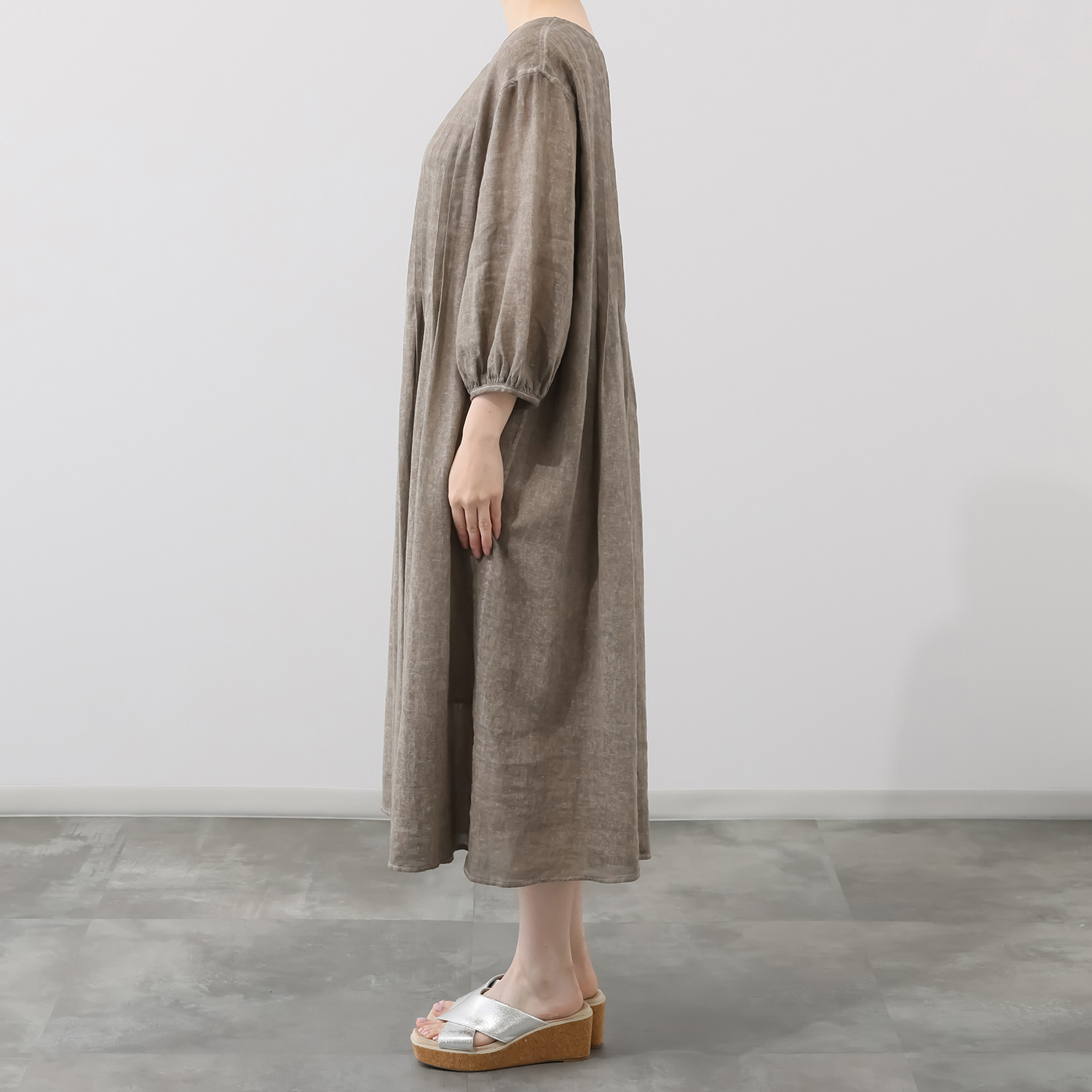 ベルポニー 顔料製品染め タックディテール入り デザインワンピース