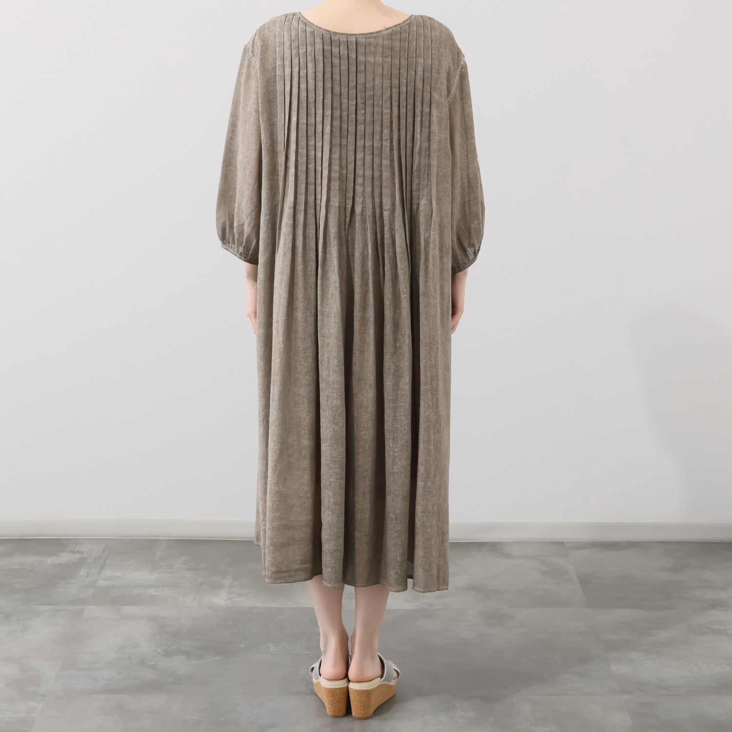 ベルポニー 顔料製品染め タックディテール入り デザインワンピース