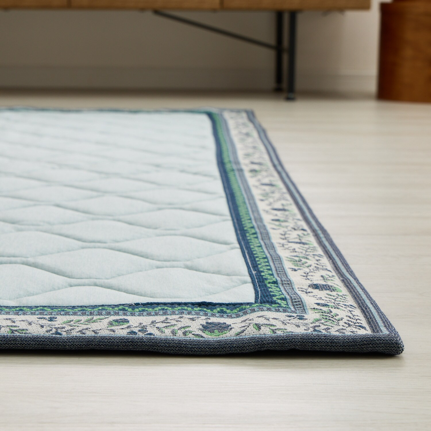 イケヒコ ひんやり！氷冷触感 ＰＣＭ素材使用 冷感ラグ ＜１３０×１８０ｃｍ＞