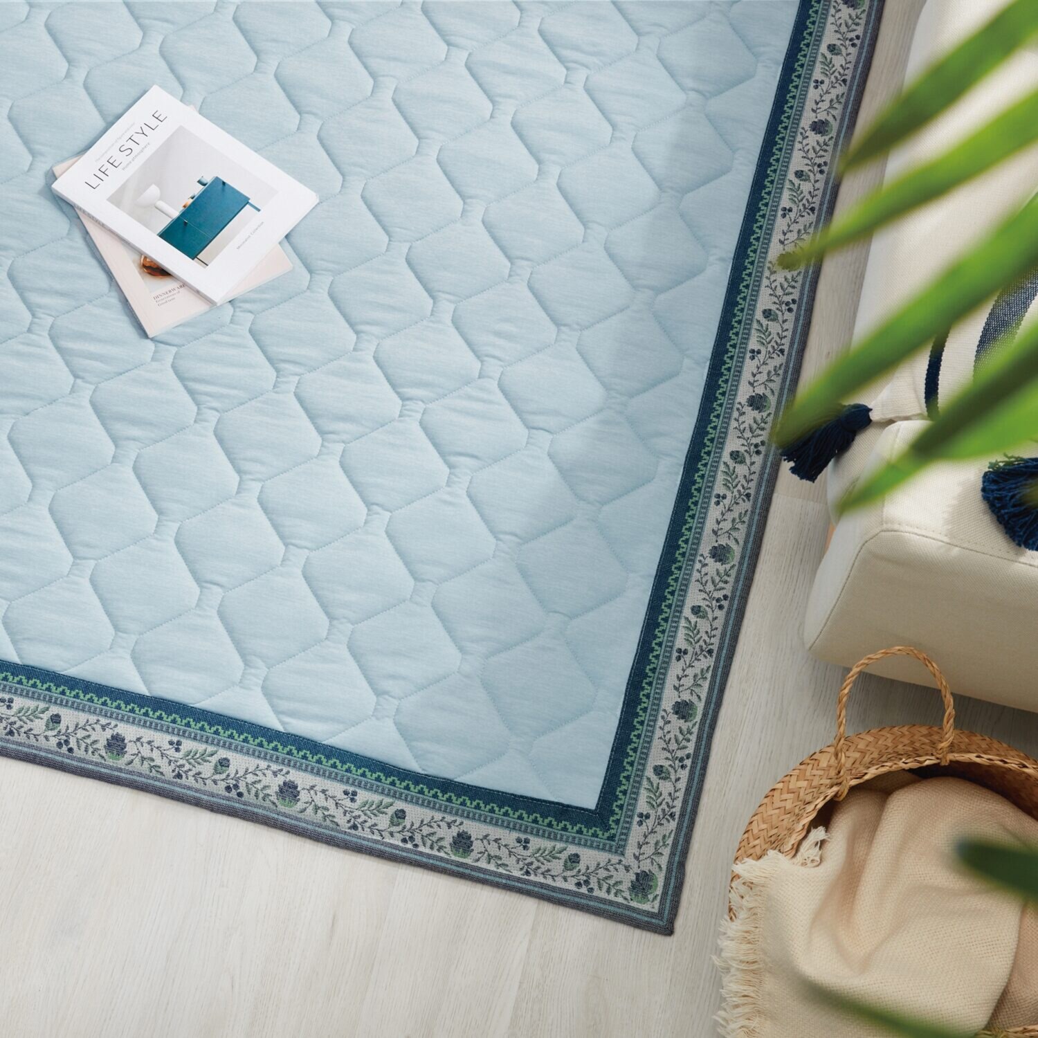 イケヒコ ひんやり！氷冷触感 ＰＣＭ素材使用 冷感ラグ ＜１３０×１８０ｃｍ＞