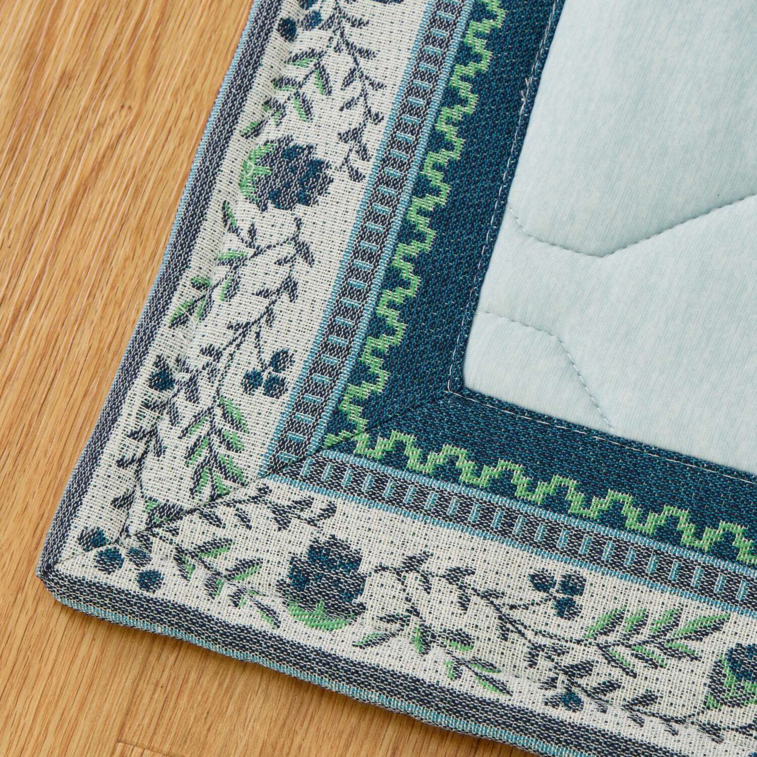 イケヒコ ひんやり！氷冷触感 ＰＣＭ素材使用 冷感ラグ ＜１８０×１８０ｃｍ＞