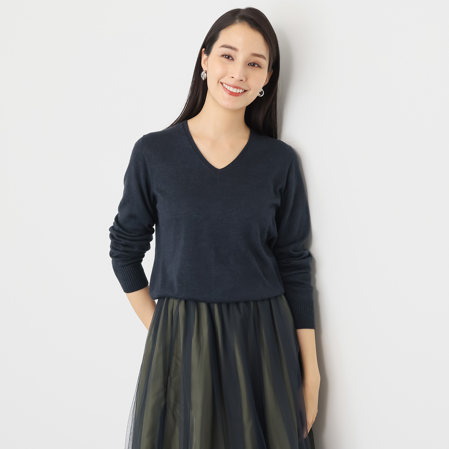 ハセガワ カシミヤより細い スパンシルク１００％ 無縫製Ｖネックセーター