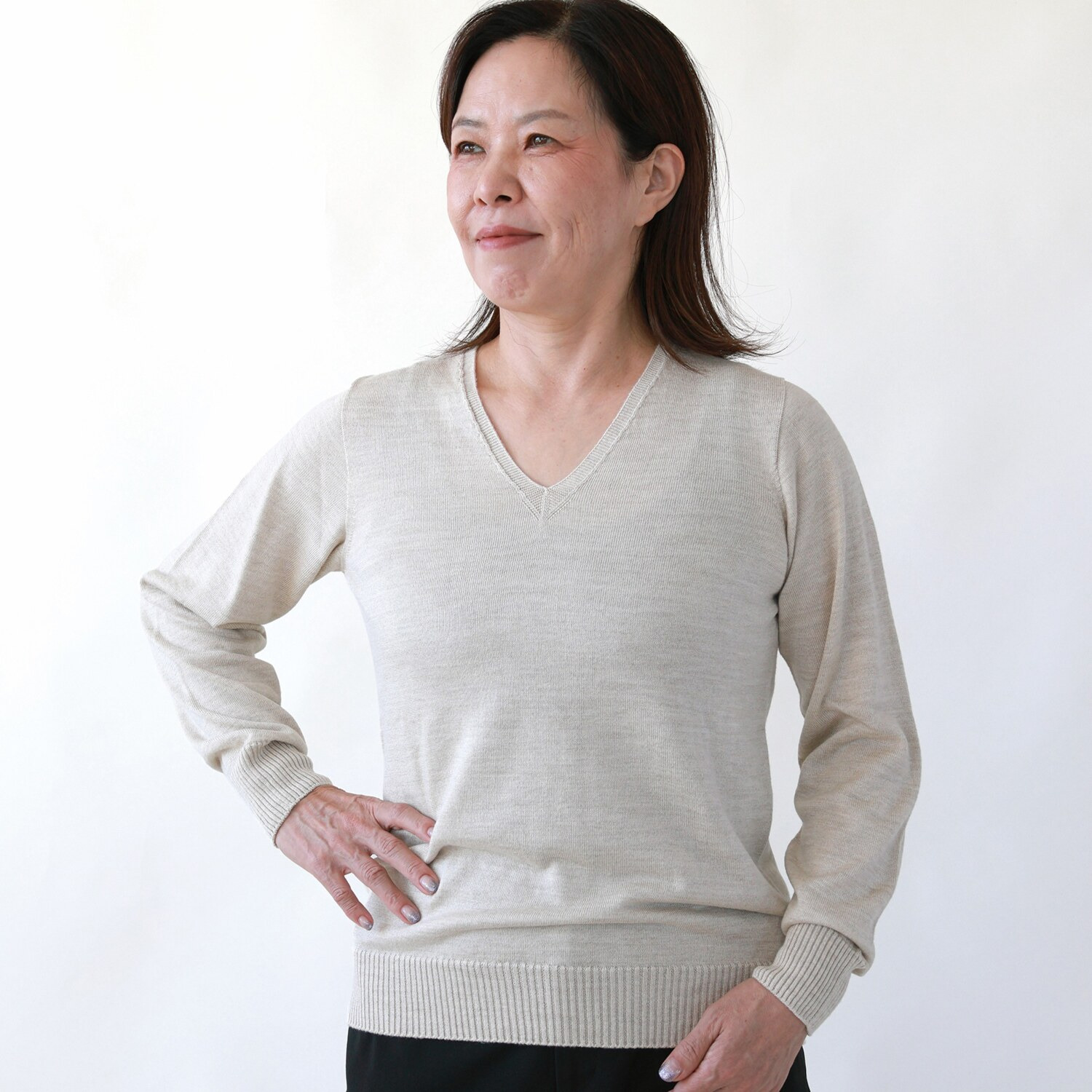 ハセガワ カシミヤより細い スパンシルク１００％ 無縫製Ｖネックセーター