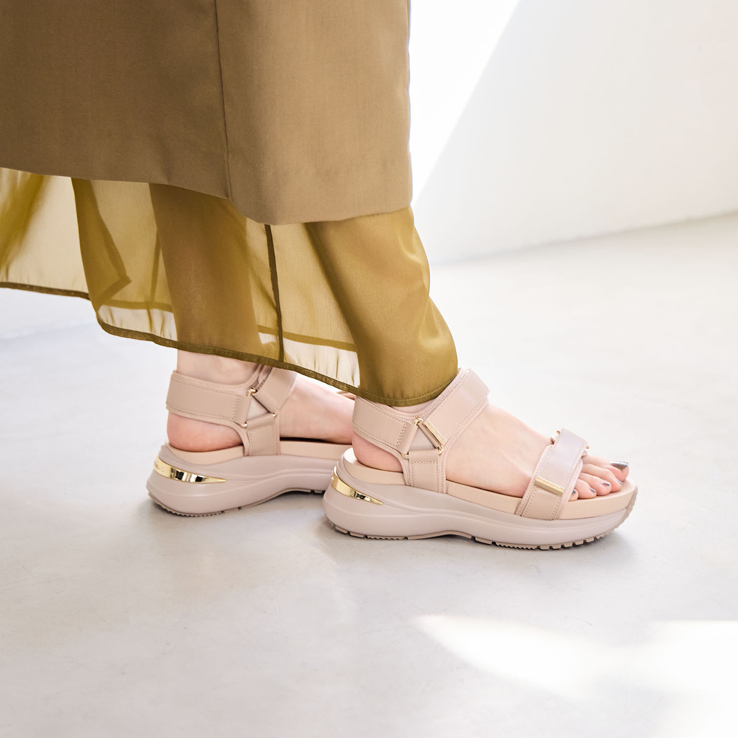 卑弥呼 はっ水　メタルパーツ フレキシブルベルト エレガント スポーツサンダル