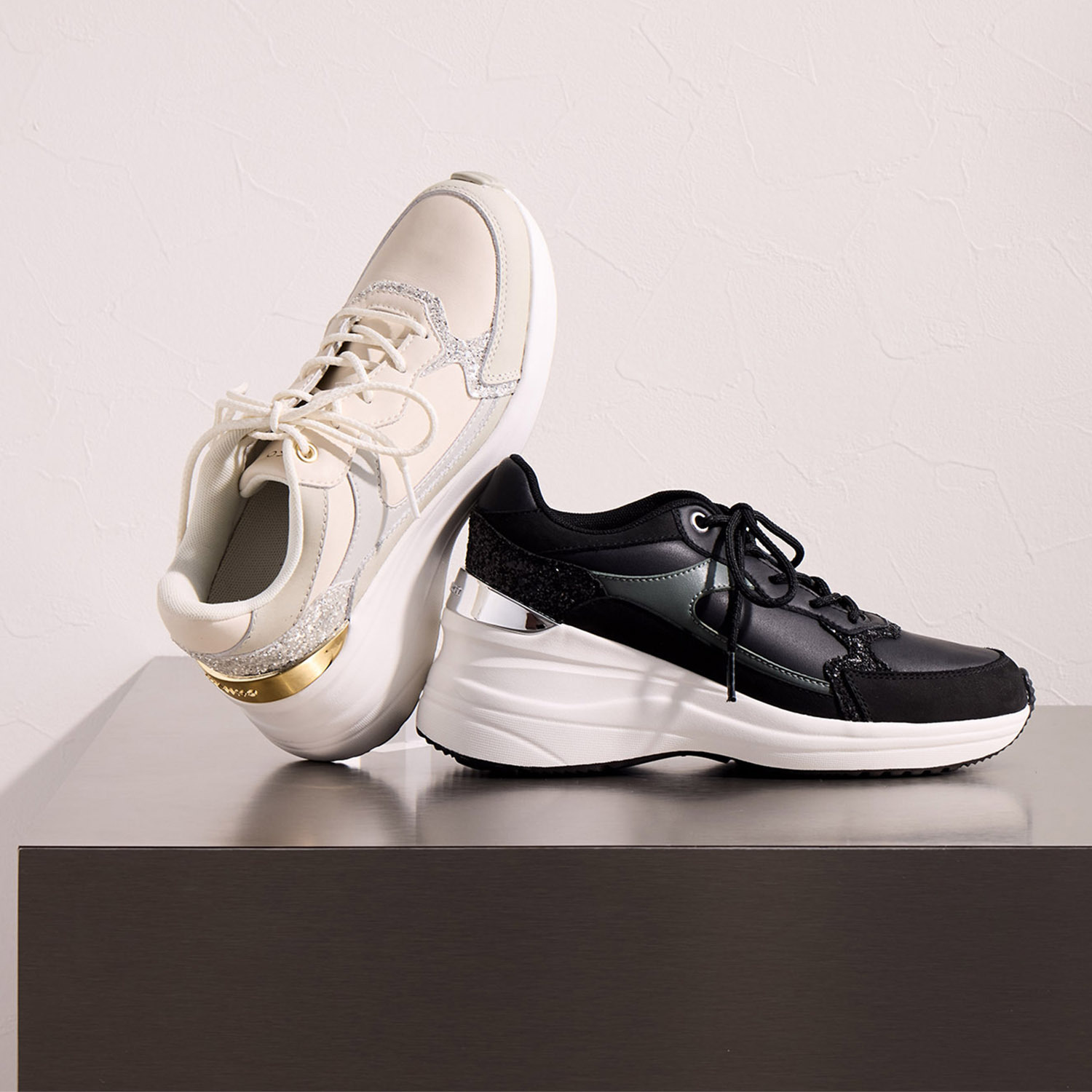 卑弥呼 グリッターアクセント 美脚 ヒールアップスニーカー