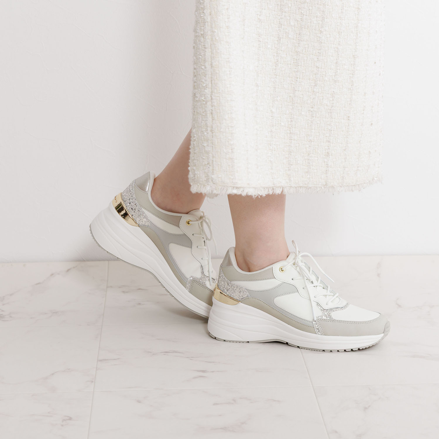 卑弥呼 グリッターアクセント 美脚 ヒールアップスニーカー