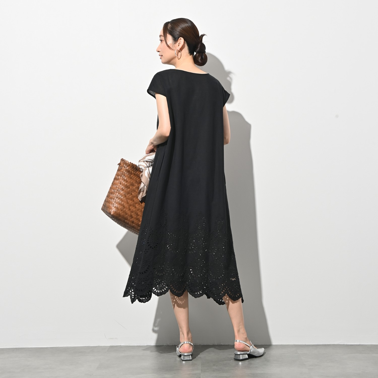 ＢＯＵＮＣＹ　ＢＯＮＤ 気分をあげて華やかに！ さらさらコットンリネン オリジナル刺しゅう インナー付ワンピース