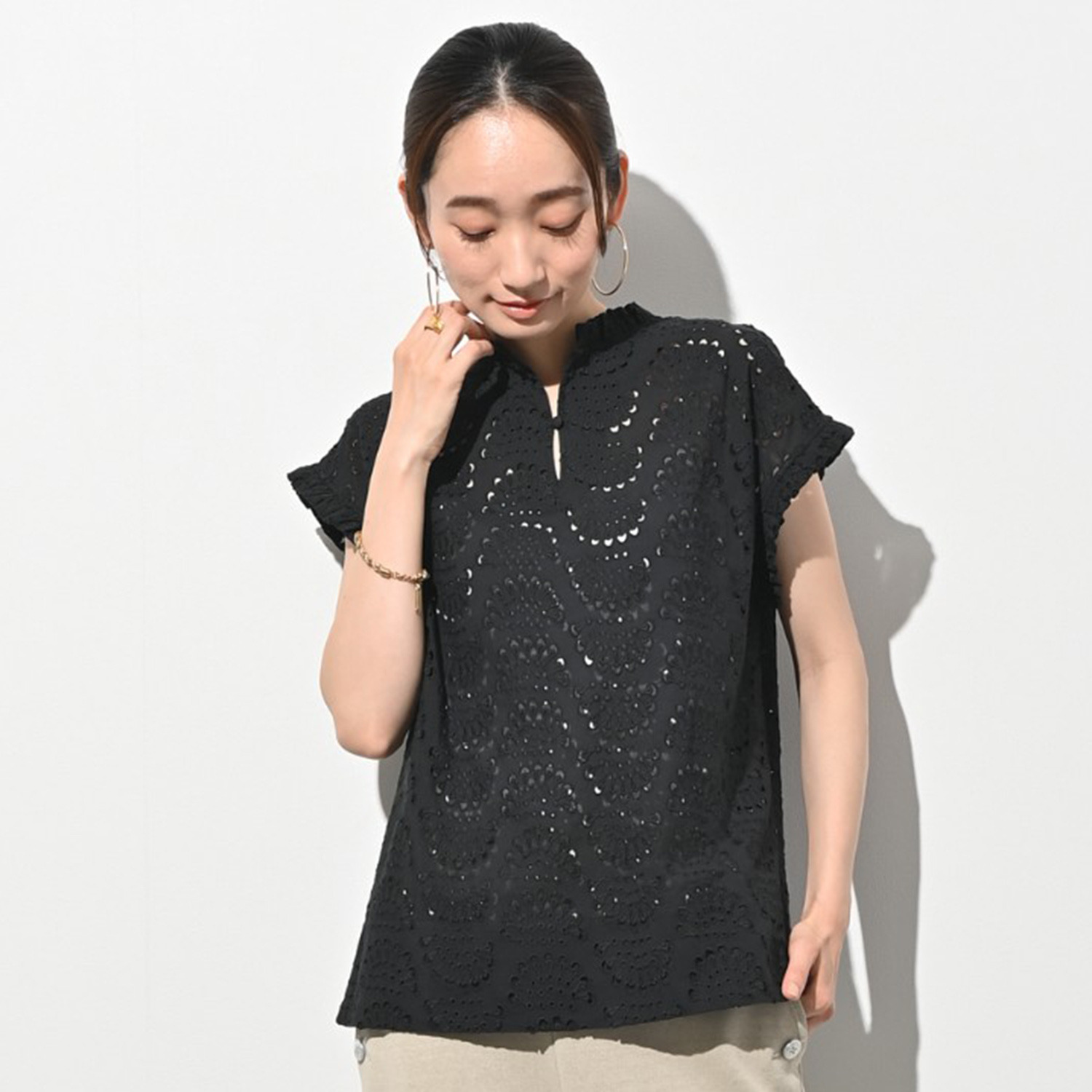 ＢＯＵＮＣＹ　ＢＯＮＤ コットンローン 華やかカットワーク スタンドネック Ｔブラウス