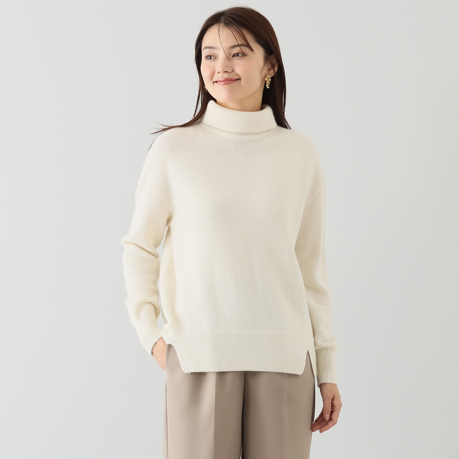 ルーエン　ローズ 日本製 内モンゴル産 カシミヤ１００％ 部分パール編 ハイネックプルオーバー