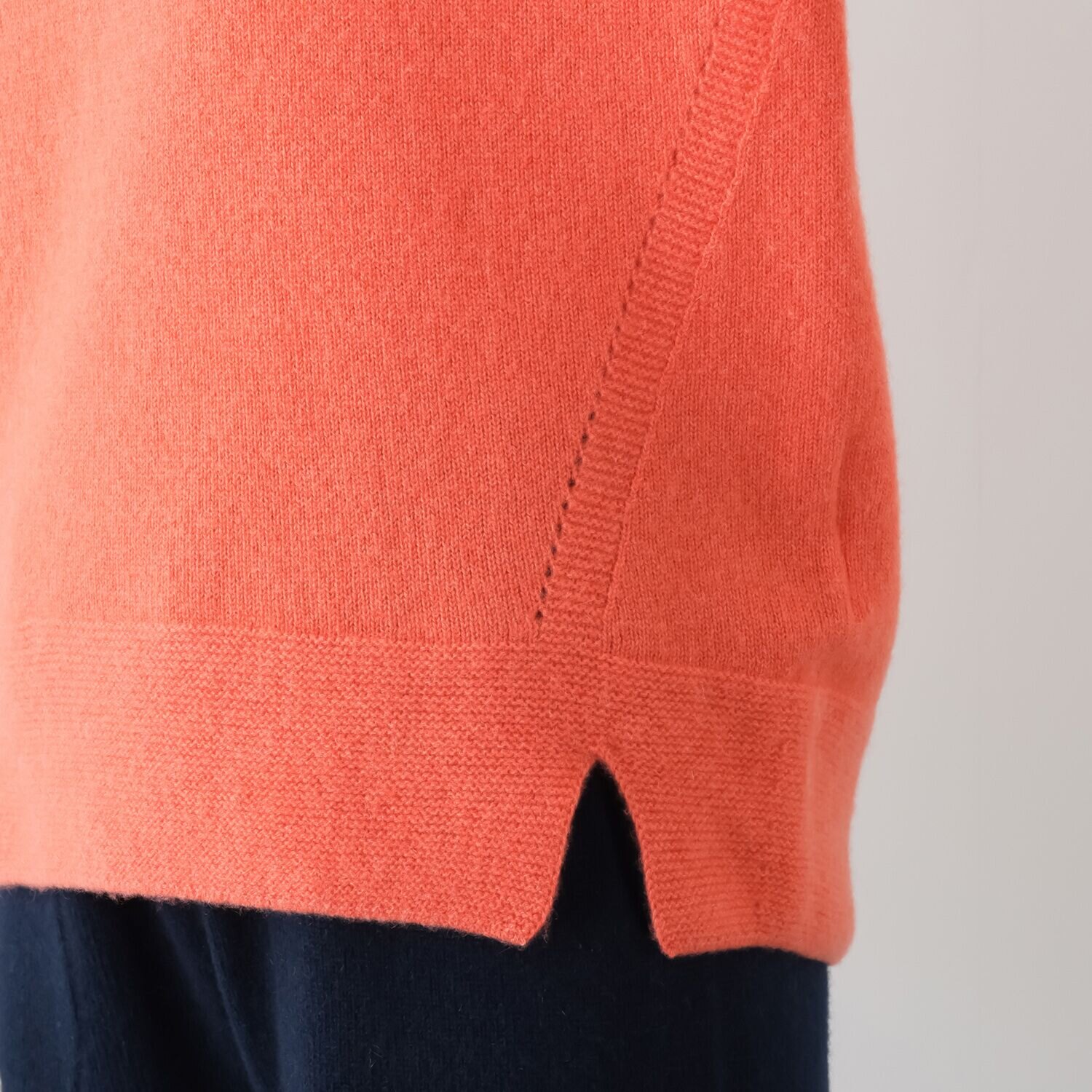 ルーエン　ローズ 日本製 内モンゴル産 カシミヤ１００％ 部分パール編 ハイネックプルオーバー