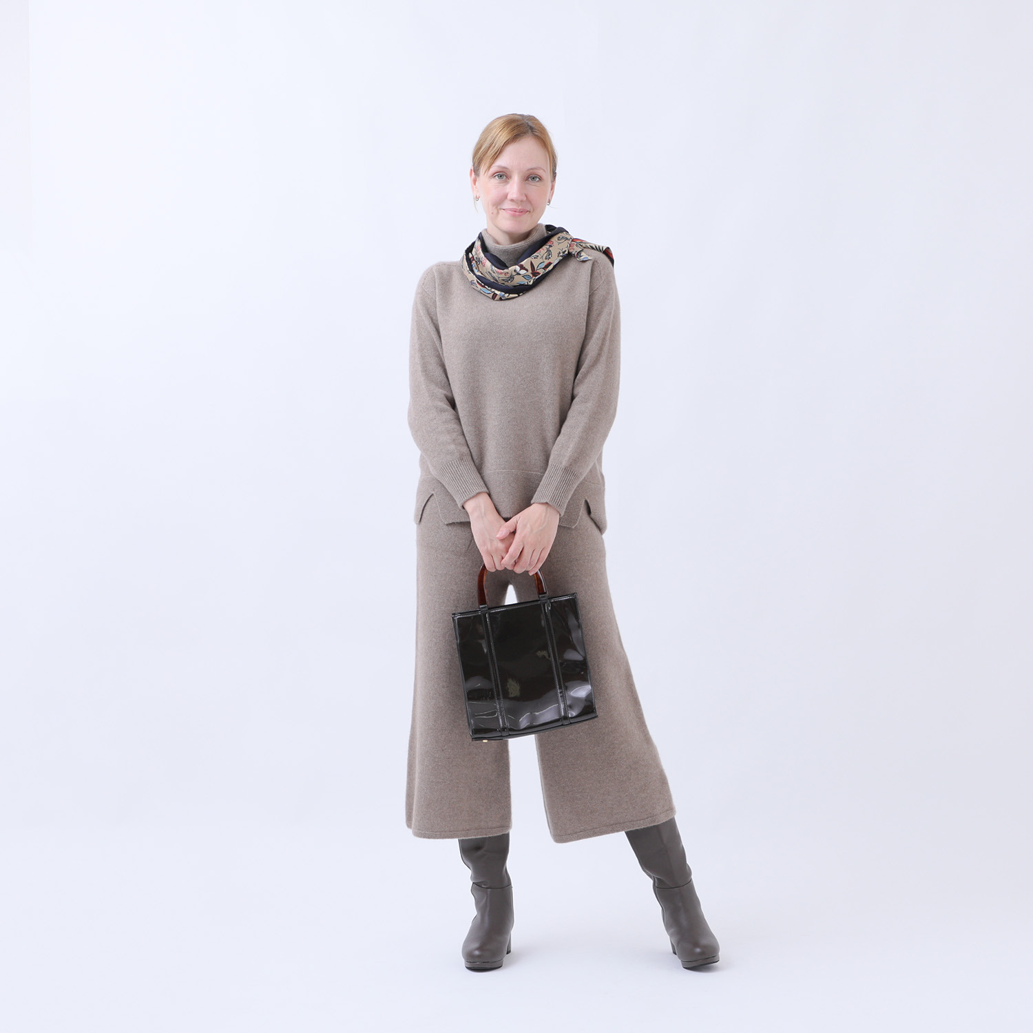 ルーエン　ローズ 日本製 内モンゴル産 カシミヤ１００％ 部分パール編 ハイネックプルオーバー