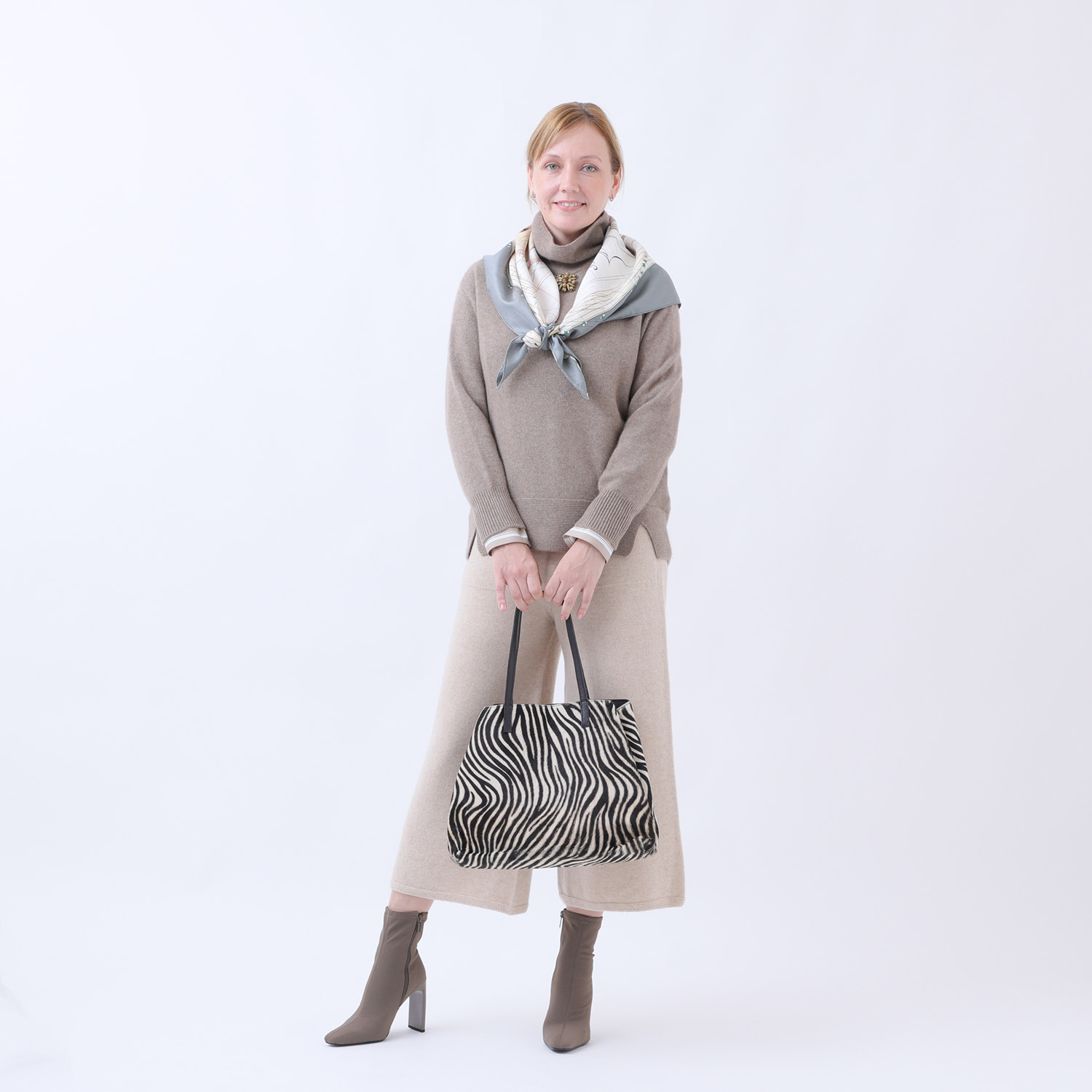 ルーエン　ローズ 日本製 内モンゴル産 カシミヤ１００％ 部分パール編 ハイネックプルオーバー