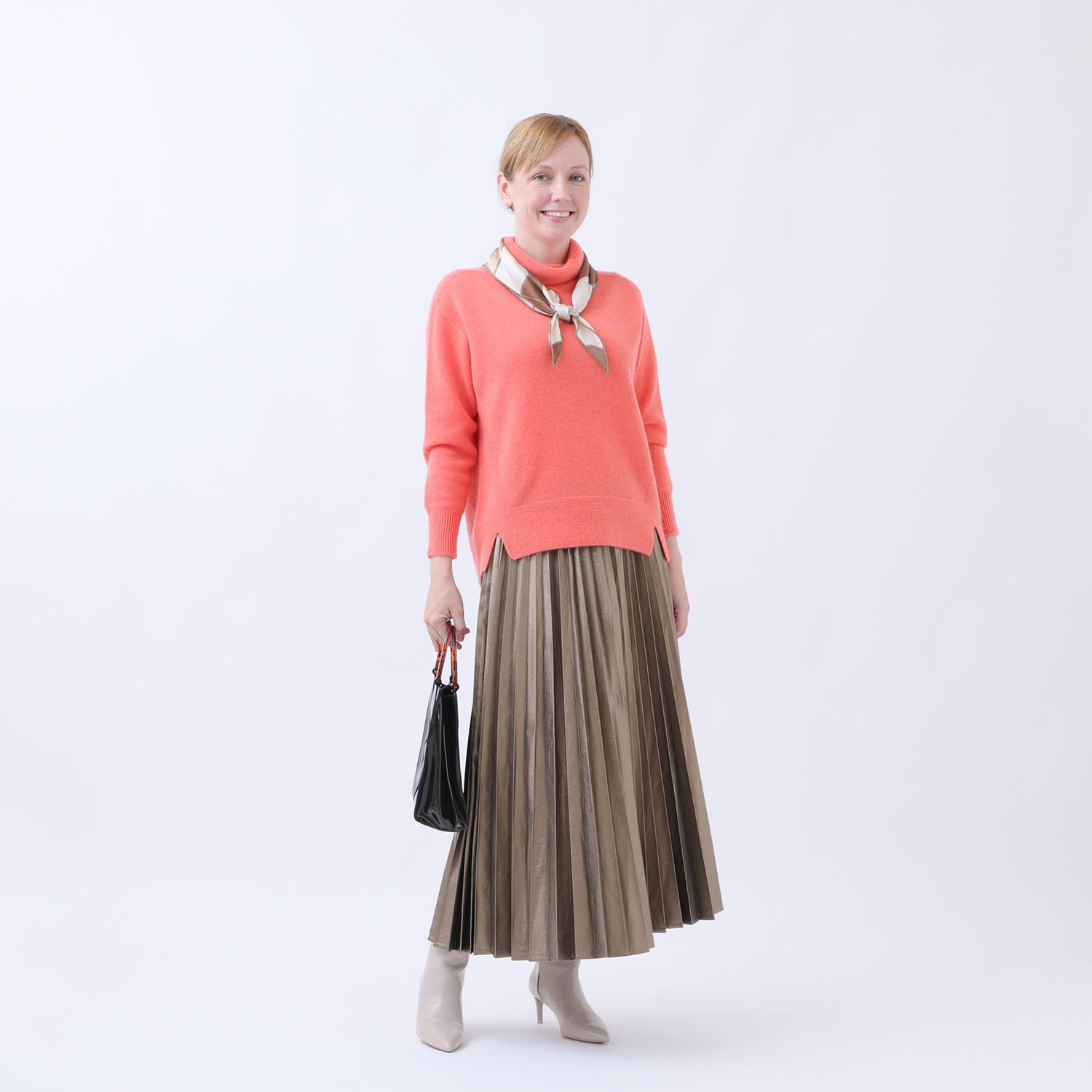 ルーエン　ローズ 日本製 内モンゴル産 カシミヤ１００％ 部分パール編 ハイネックプルオーバー