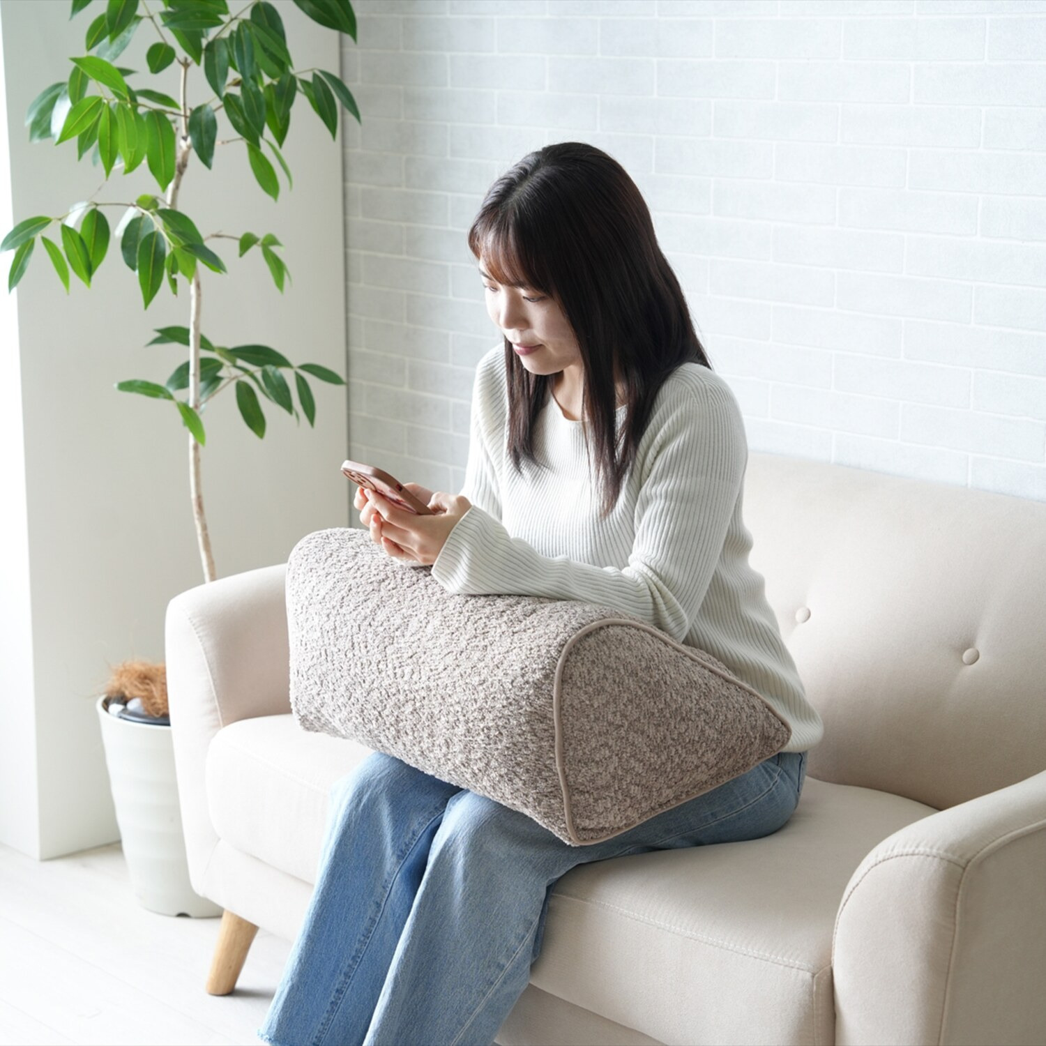 イケヒコ 肘置きや背もたれに！ スマホが見やすい ラクーサ　クッション ＜寄りかかりリラックス＞