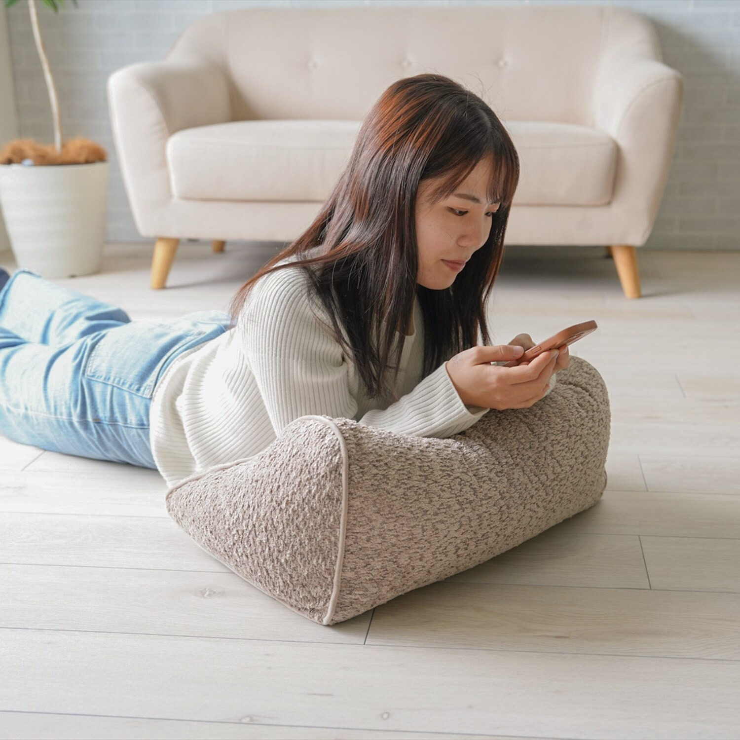 イケヒコ 肘置きや背もたれに！ スマホが見やすい ラクーサ　クッション ＜寄りかかりリラックス＞