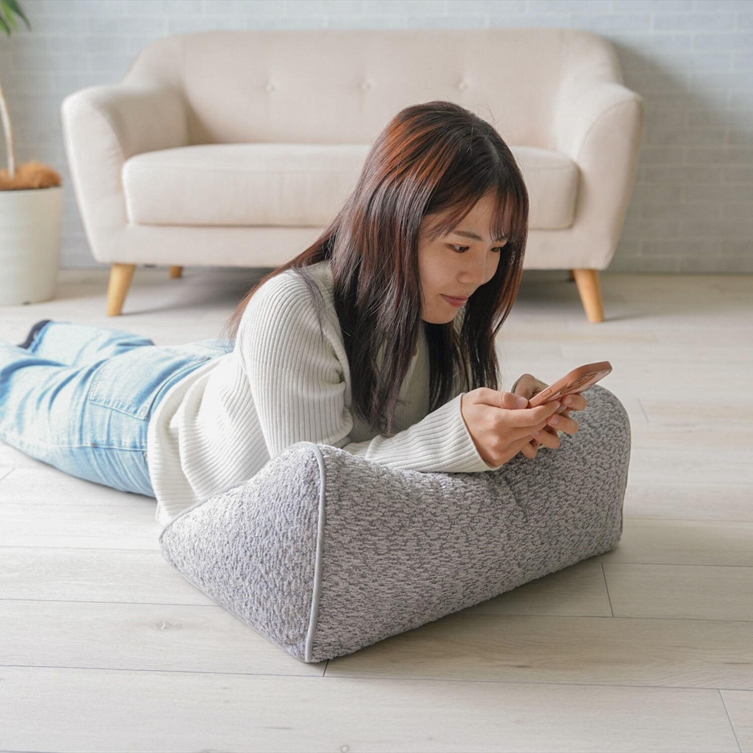 イケヒコ 肘置きや背もたれに！ スマホが見やすい ラクーサ　クッション ＜寄りかかりリラックス＞