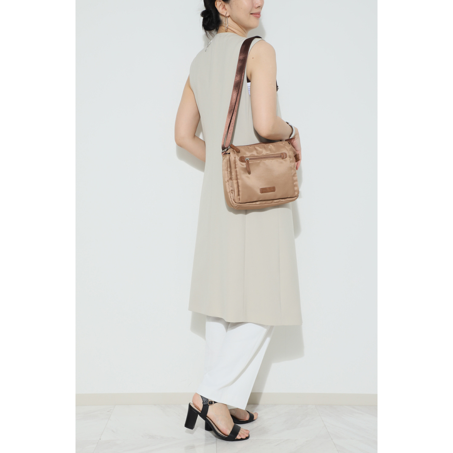 ダジュール 軽やか多ポケット ショルダーバッグ