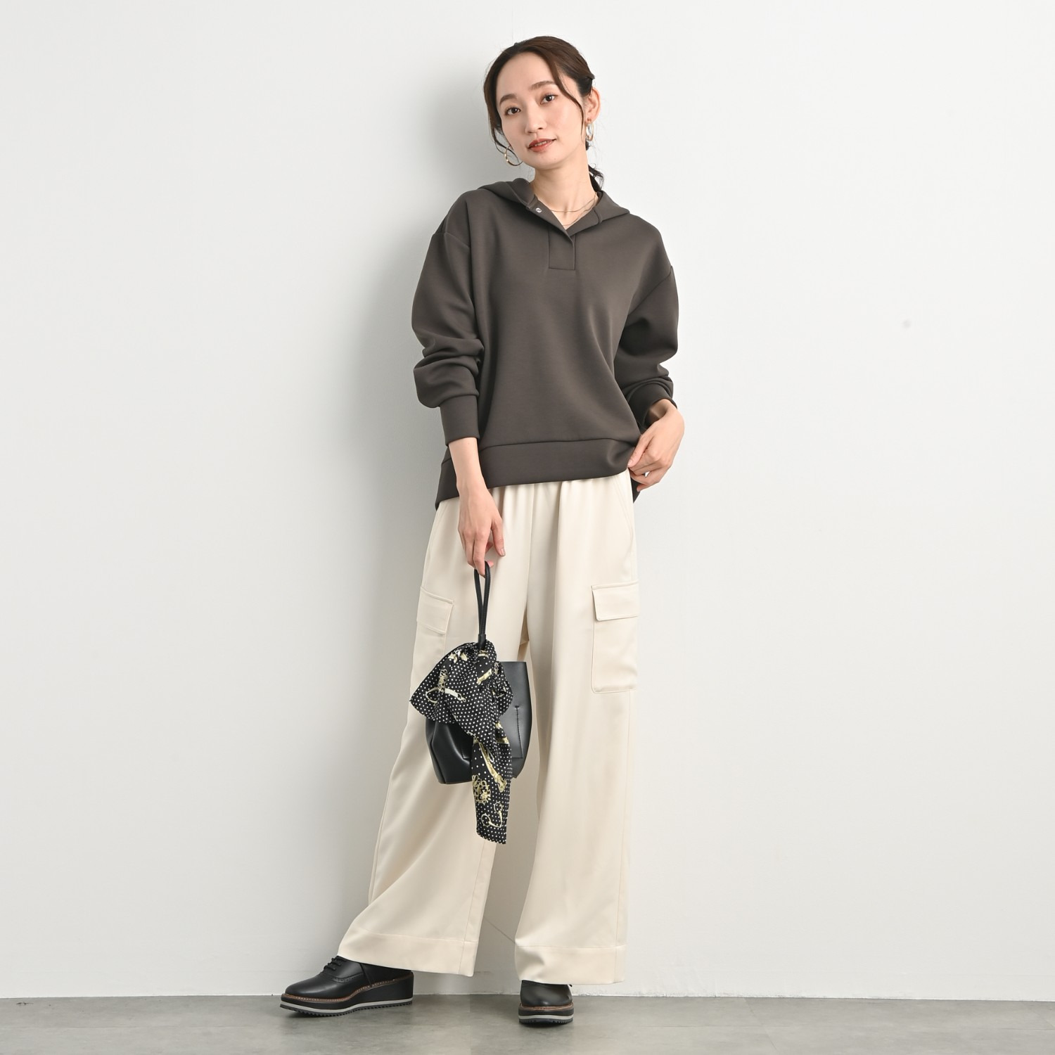 元町ゼラール とろみ＆きれい見えサテン カーゴデザイン 上品サテンパンツ