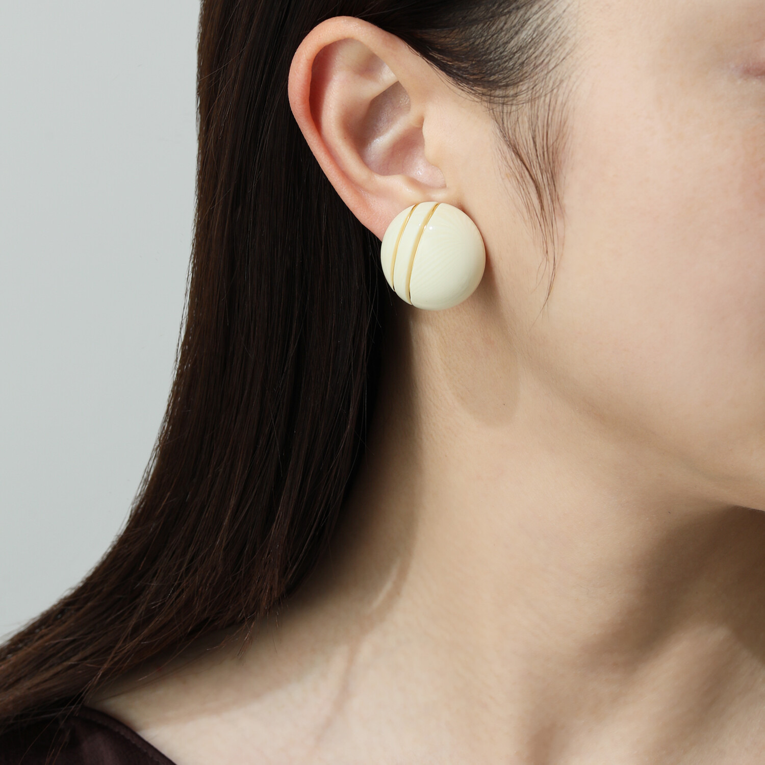 アイボリーナ アイボリーカラー ゴールドカラーライン アクセント イヤリング