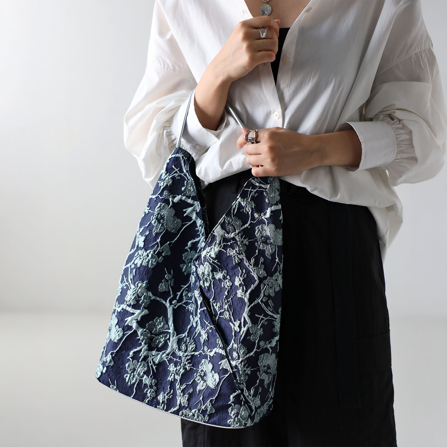 グッシオイタリー 花柄ジャガード Ｖカットトートバッグ