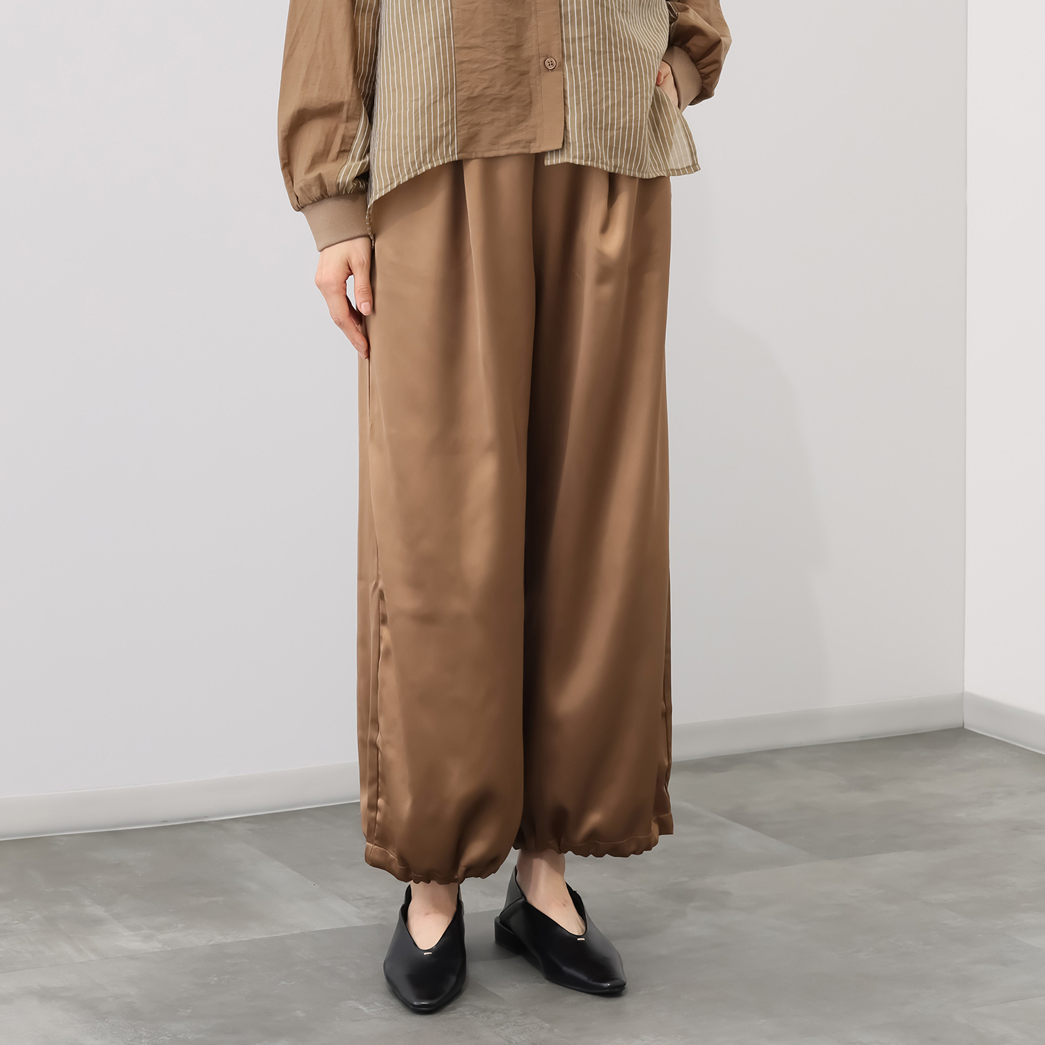 ヨウゾウカタブキ レザー調サテン 裾ドロストパンツ