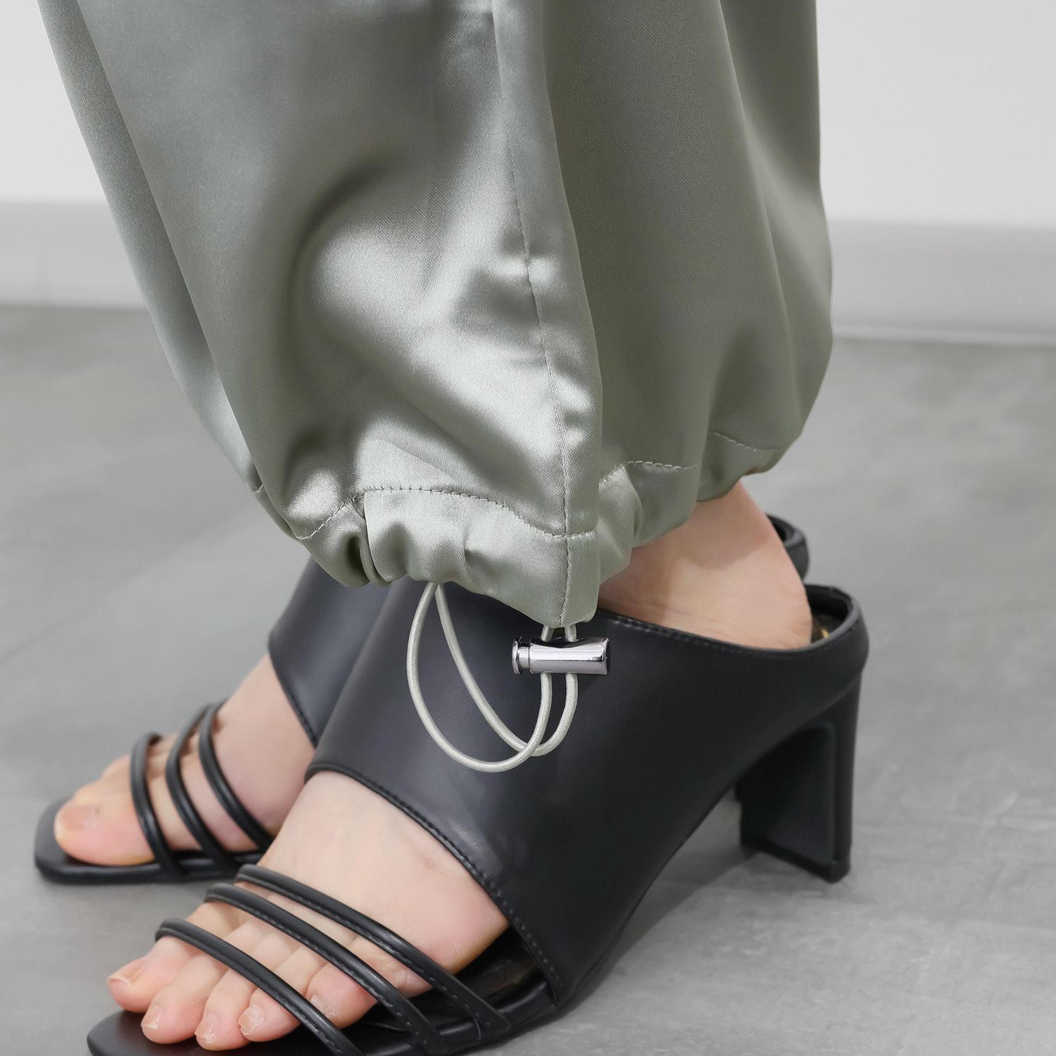 ヨウゾウカタブキ レザー調サテン 裾ドロストパンツ